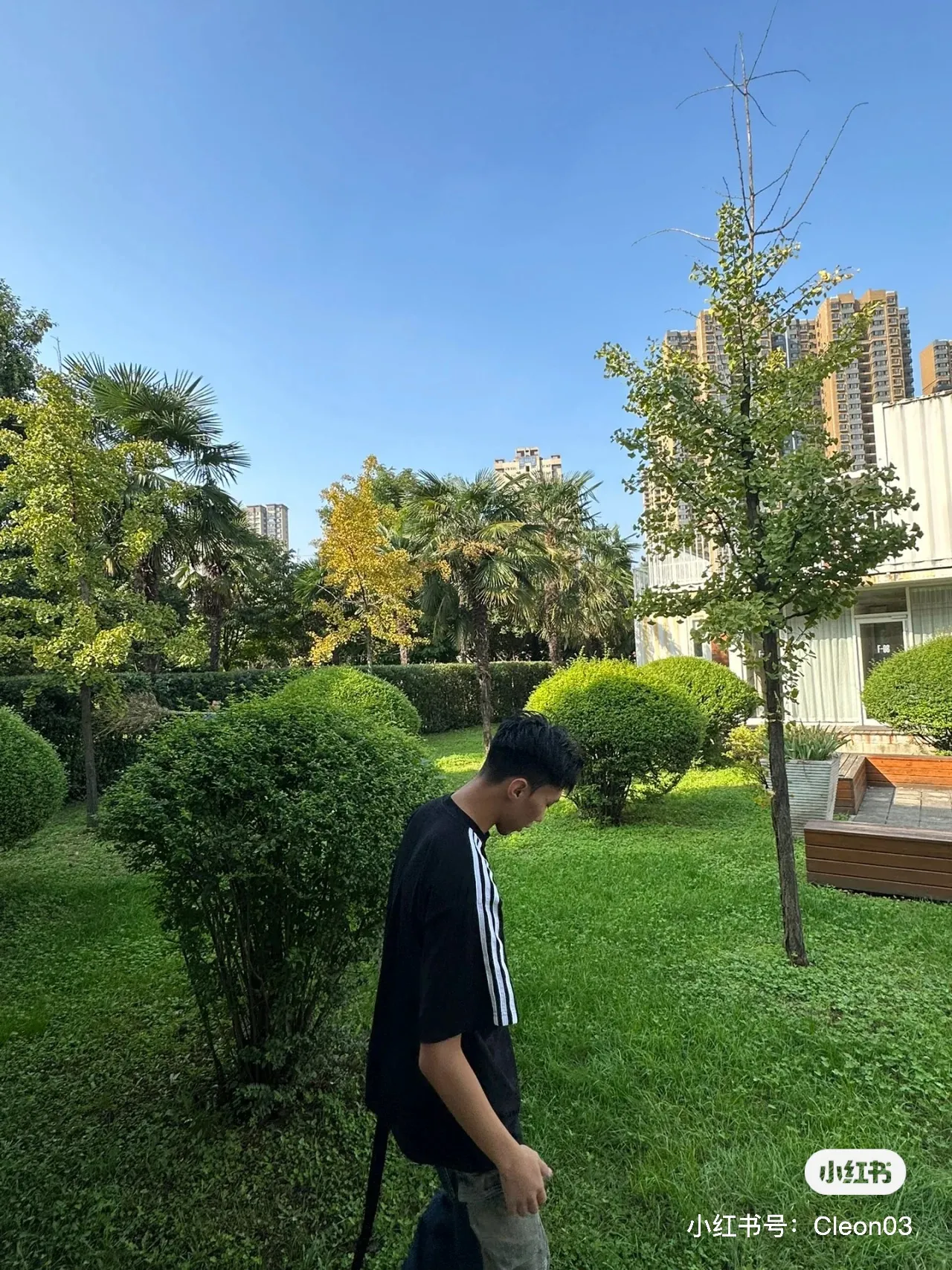 ♻️💯Reference model picture for the upper body❤️Top tested version 𝐁A𝐋EN𝐂IA𝐆A/Balenciaga three-ribbon classic co-branded T-shirt Fabric: Double yarn 32 counts 240 grams - counter synchronization #The highest version on the market The original development of custom-woven fabrics is washed and treated. The texture is full of thickness. The texture is different from market products. Highly restored. #Original mold opening. Use imported elliptical machine printing. Each print is aligned neatly. No burrs. Hand-printed front and rear panels. Precision mesh production screen. Imported environmentally friendly slurry scraping. Letters are clearly restored. Letter spacing. The size is consistent with the original version. Highly restored 23ss. Best-selling model on the market. Same style for men and women. Size: xs s m l Color: black white P: 290