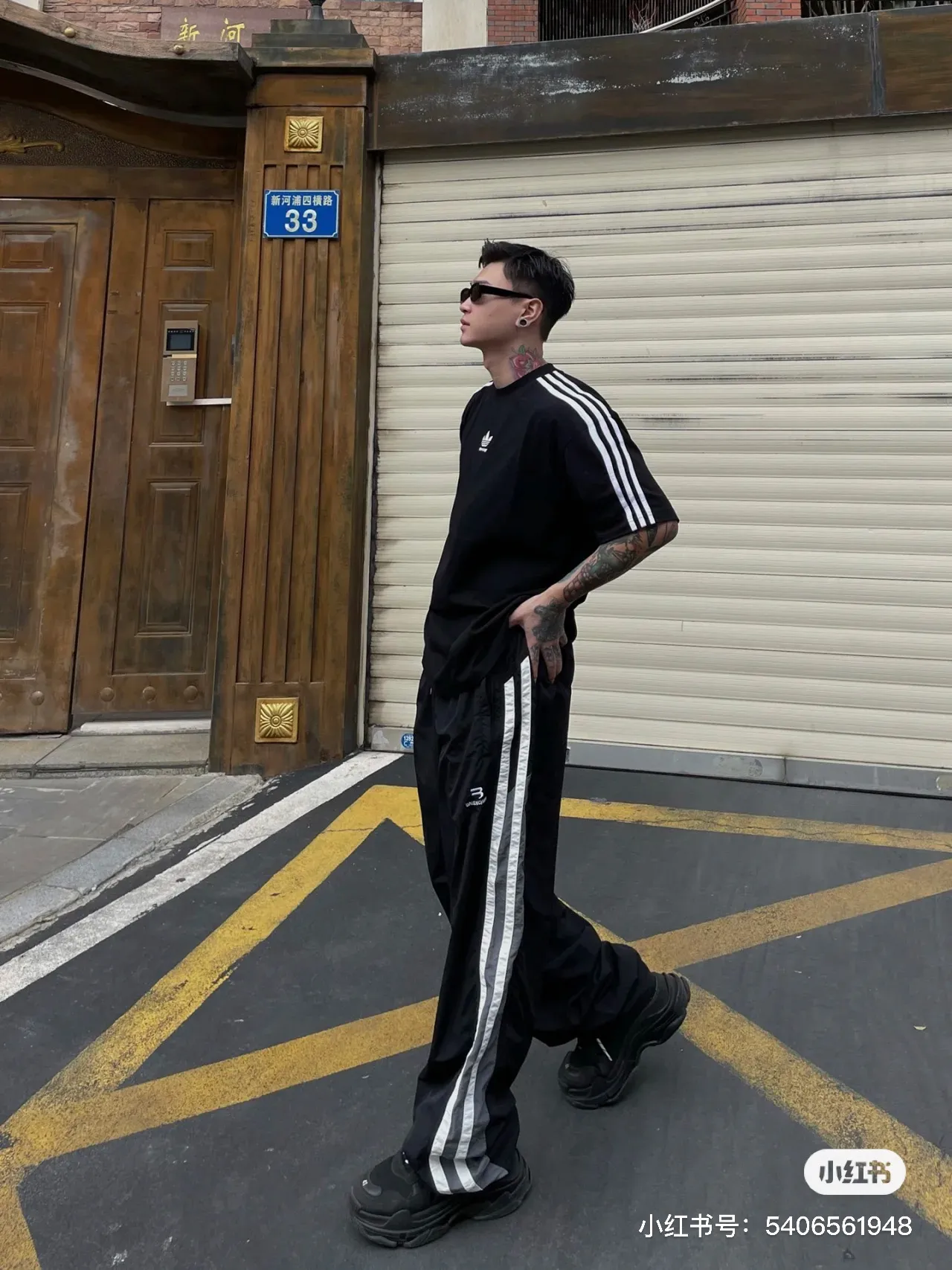 ♻️💯Reference model picture for the upper body❤️Top tested version 𝐁A𝐋EN𝐂IA𝐆A/Balenciaga three-ribbon classic co-branded T-shirt Fabric: Double yarn 32 counts 240 grams - counter synchronization #The highest version on the market The original development of custom-woven fabrics is washed and treated. The texture is full of thickness. The texture is different from market products. Highly restored. #Original mold opening. Use imported elliptical machine printing. Each print is aligned neatly. No burrs. Hand-printed front and rear panels. Precision mesh production screen. Imported environmentally friendly slurry scraping. Letters are clearly restored. Letter spacing. The size is consistent with the original version. Highly restored 23ss. Best-selling model on the market. Same style for men and women. Size: xs s m l Color: black white P: 290