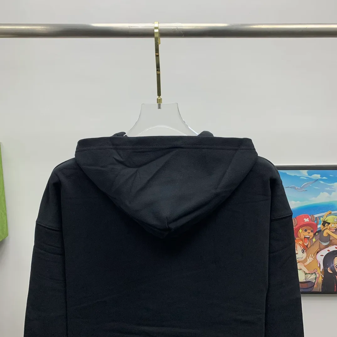 Top tested version BALENCIAGA 23ss autumn and winter new heavy hooded sweatshirt Paris hooded sweatshirt (big drop shoulder style) Original fabric official same style 440g double-strand large terry fabric dyed in the same vat. The wet weight can reach 460g. It feels very comfortable. The latest brick cabinets in autumn and winter are synchronized. Fashionable and individual. A super versatile and good-looking sweatshirt. Very suitable for both men and women. A must-have for everyone. Tag, collar label, washed wheat. Complete three standards, packaging Sydney paper [1:1 original production, high control of details] Fabric: 440g double-strand large terry Color: Black White Size: XS-L P:430