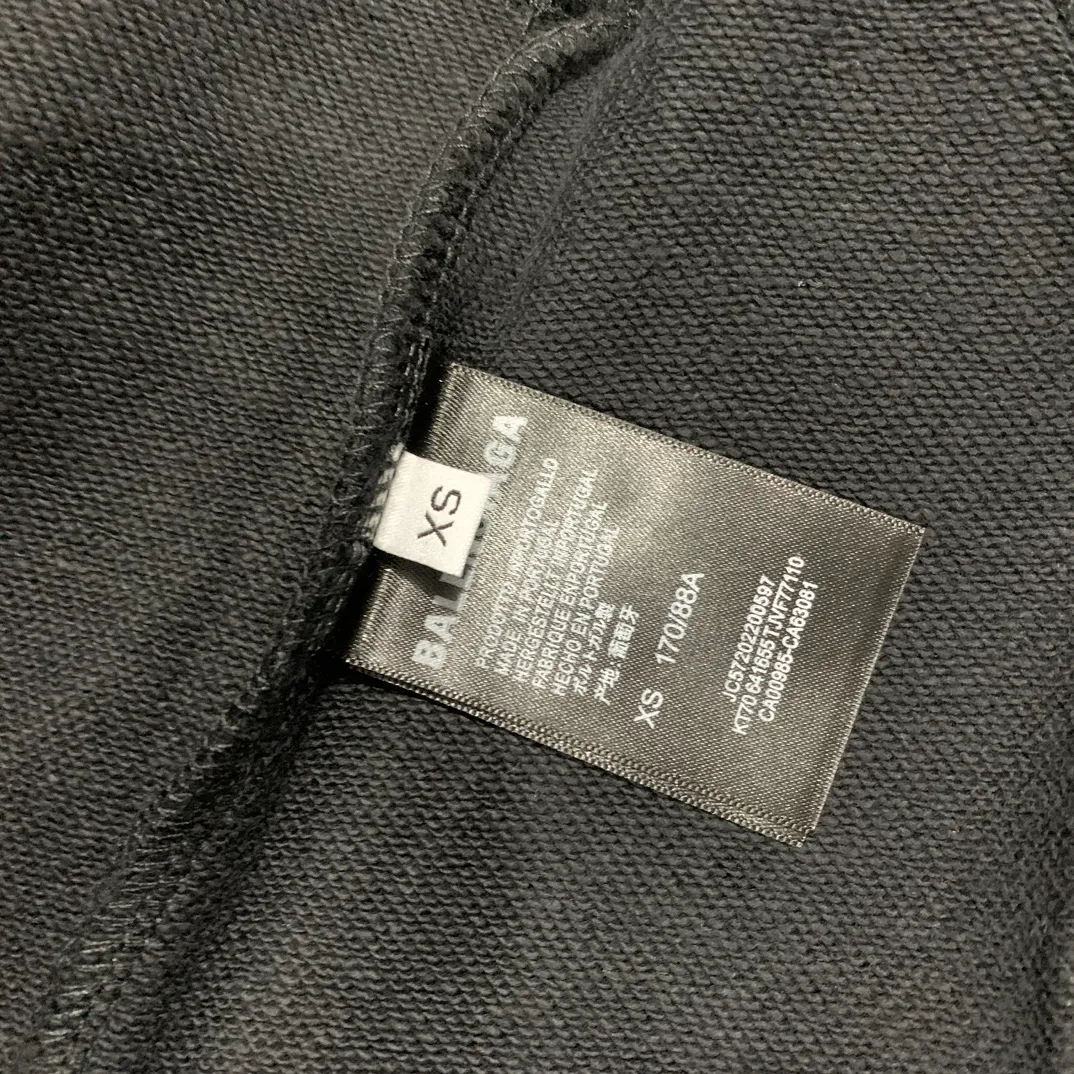 Top tested version BALENCIAGA 23ss autumn and winter new heavy hooded sweatshirt Paris hooded sweatshirt (big drop shoulder style) Original fabric official same style 440g double-strand large terry fabric dyed in the same vat. The wet weight can reach 460g. It feels very comfortable. The latest brick cabinets in autumn and winter are synchronized. Fashionable and individual. A super versatile and good-looking sweatshirt. Very suitable for both men and women. A must-have for everyone. Tag, collar label, washed wheat. Complete three standards, packaging Sydney paper [1:1 original production, high control of details] Fabric: 440g double-strand large terry Color: Black White Size: XS-L P:430