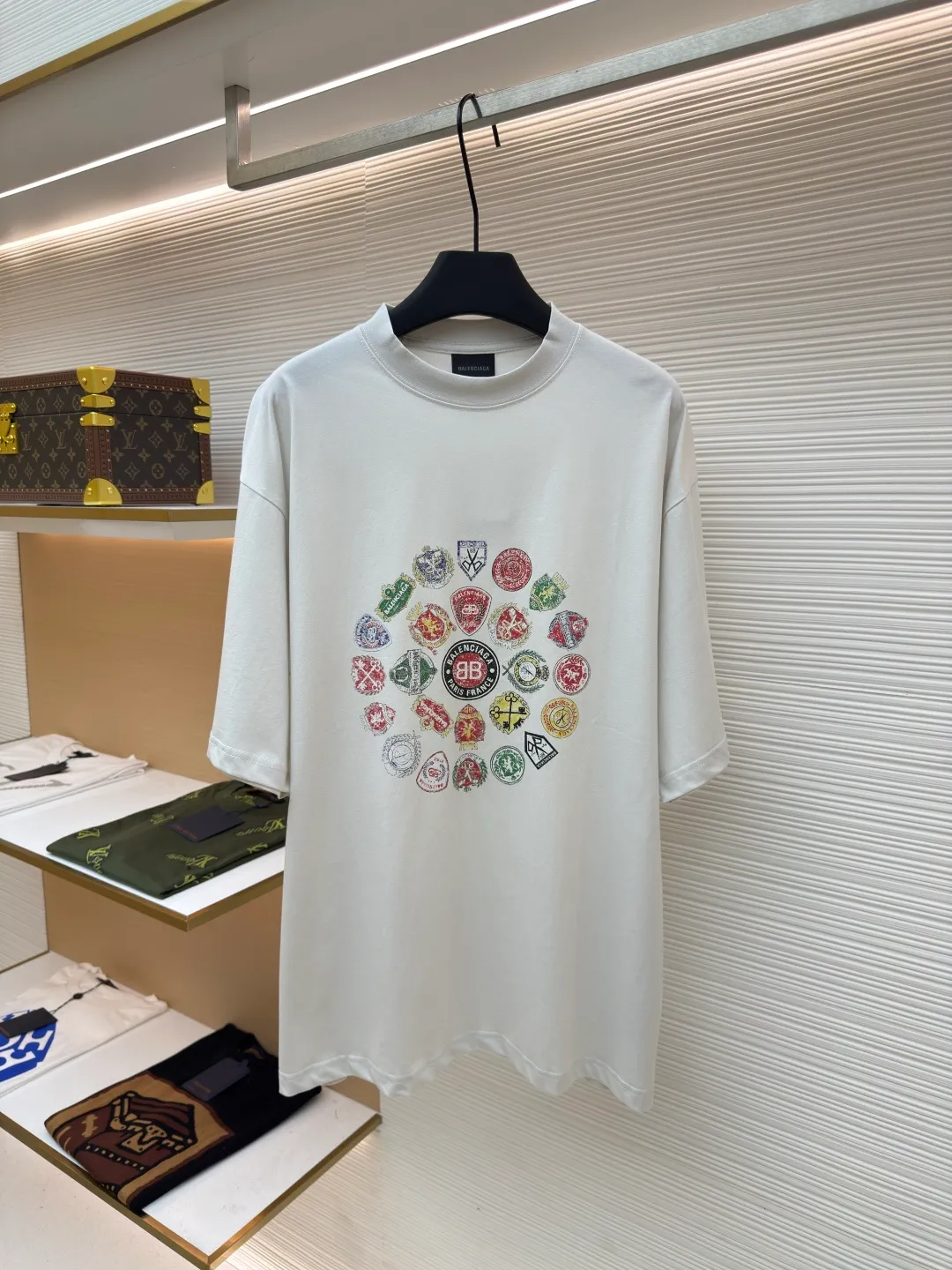 Balenciaga collection of trademark printed round neck short sleeves ●Original version: Purchased and developed at 3730 ●Item number: 1680781-A10 ●Fabric: Retro jersey fabric ●Technology: Glue printing ●Version: Loose version ●Weight: about 235 grams ●Size: Thread, 270g. 24S fabric is a medium-to-thick yarn, suitable for creating thick, crisp fabrics with a slightly rough texture, which is in line with the "natural and original" effect pursued by retro style. The texture is soft, breathable and elastic, suitable for close-fitting wear and able to create a simple and smooth silhouette. The loose silhouette design details with a retro feel are reflected through old textures, faded processing, and classic tailoring. Dark floral dot multi-layer overlay printing is an advanced printing technology that combines fine patterns and three-dimensional layers. Its core is to use high-mesh dot plate making to overprint transparent or light-colored printing paste on the fabric base multiple times with micron-level precision. Each overlay is accurately aligned to form a faint dark flower texture. The printing pattern does not rely on bright colors, but creates subtle light and shadow gradients and tactile layering on the surface of the fabric through the thickness difference of slurry accumulation and light refraction. The pattern shows subtle changes at different angles, combining visual depth and long-lasting washability. Oversize loose silhouette design, basic round neckline, dropped shoulder line, vertical pit woven code from top to bottom, collar, cuffs, and hem all have ruffles, and the sleeve length is longer to highlight the details. The thickness of the ready-made garment is the same as the original version, and it is additionally shaped to make the upper body wider and not easily deformed. The overall wiring is straight and delicate, the fabric is comfortable and soft, and the color is consistent without color difference. It can be matched with the same style to create a fashionable look and control various occasions. Customized accessories, complete with three standards, same style for men and women!