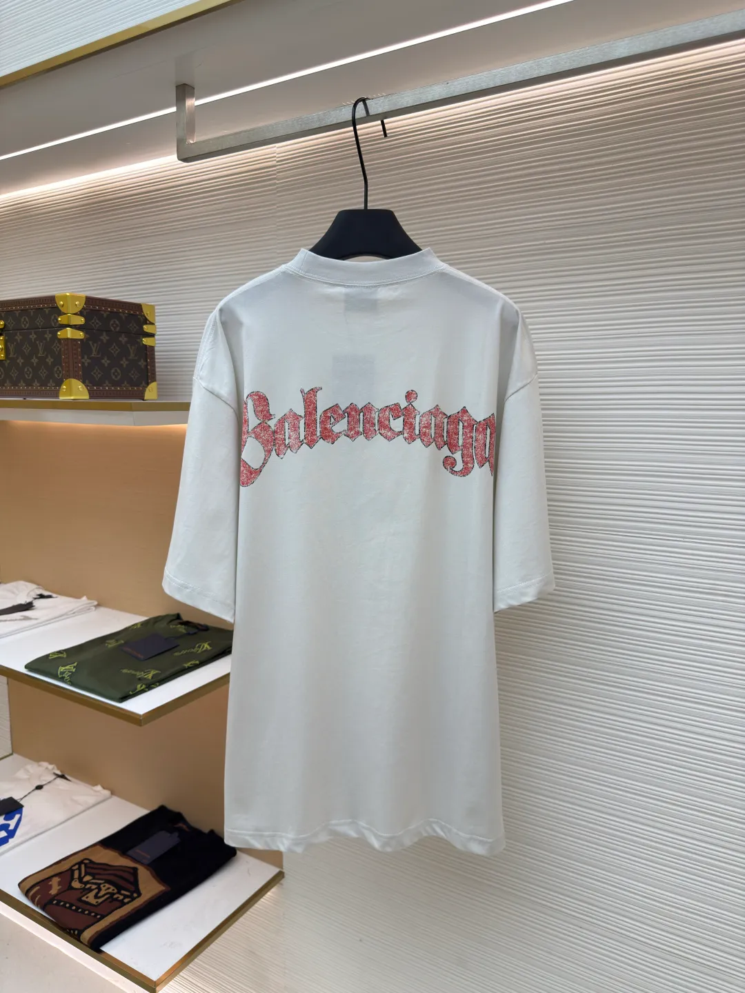 Balenciaga collection of trademark printed round neck short sleeves ●Original version: Purchased and developed at 3730 ●Item number: 1680781-A10 ●Fabric: Retro jersey fabric ●Technology: Glue printing ●Version: Loose version ●Weight: about 235 grams ●Size: Thread, 270g. 24S fabric is a medium-to-thick yarn, suitable for creating thick, crisp fabrics with a slightly rough texture, which is in line with the "natural and original" effect pursued by retro style. The texture is soft, breathable and elastic, suitable for close-fitting wear and able to create a simple and smooth silhouette. The loose silhouette design details with a retro feel are reflected through old textures, faded processing, and classic tailoring. Dark floral dot multi-layer overlay printing is an advanced printing technology that combines fine patterns and three-dimensional layers. Its core is to use high-mesh dot plate making to overprint transparent or light-colored printing paste on the fabric base multiple times with micron-level precision. Each overlay is accurately aligned to form a faint dark flower texture. The printing pattern does not rely on bright colors, but creates subtle light and shadow gradients and tactile layering on the surface of the fabric through the thickness difference of slurry accumulation and light refraction. The pattern shows subtle changes at different angles, combining visual depth and long-lasting washability. Oversize loose silhouette design, basic round neckline, dropped shoulder line, vertical pit woven code from top to bottom, collar, cuffs, and hem all have ruffles, and the sleeve length is longer to highlight the details. The thickness of the ready-made garment is the same as the original version, and it is additionally shaped to make the upper body wider and not easily deformed. The overall wiring is straight and delicate, the fabric is comfortable and soft, and the color is consistent without color difference. It can be matched with the same style to create a fashionable look and control various occasions. Customized accessories, complete with three standards, same style for men and women!