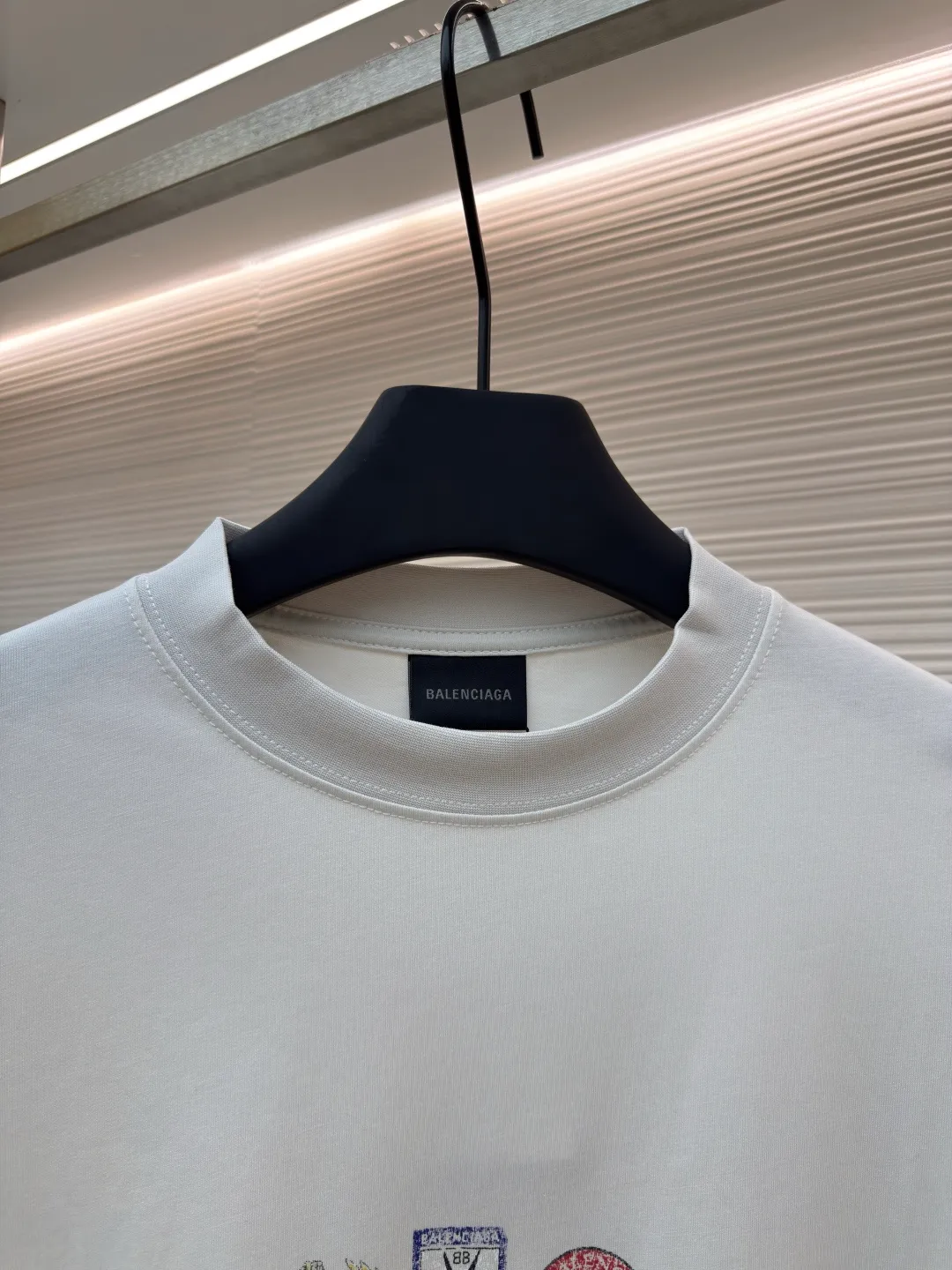 Balenciaga collection of trademark printed round neck short sleeves ●Original version: Purchased and developed at 3730 ●Item number: 1680781-A10 ●Fabric: Retro jersey fabric ●Technology: Glue printing ●Version: Loose version ●Weight: about 235 grams ●Size: Thread, 270g. 24S fabric is a medium-to-thick yarn, suitable for creating thick, crisp fabrics with a slightly rough texture, which is in line with the "natural and original" effect pursued by retro style. The texture is soft, breathable and elastic, suitable for close-fitting wear and able to create a simple and smooth silhouette. The loose silhouette design details with a retro feel are reflected through old textures, faded processing, and classic tailoring. Dark floral dot multi-layer overlay printing is an advanced printing technology that combines fine patterns and three-dimensional layers. Its core is to use high-mesh dot plate making to overprint transparent or light-colored printing paste on the fabric base multiple times with micron-level precision. Each overlay is accurately aligned to form a faint dark flower texture. The printing pattern does not rely on bright colors, but creates subtle light and shadow gradients and tactile layering on the surface of the fabric through the thickness difference of slurry accumulation and light refraction. The pattern shows subtle changes at different angles, combining visual depth and long-lasting washability. Oversize loose silhouette design, basic round neckline, dropped shoulder line, vertical pit woven code from top to bottom, collar, cuffs, and hem all have ruffles, and the sleeve length is longer to highlight the details. The thickness of the ready-made garment is the same as the original version, and it is additionally shaped to make the upper body wider and not easily deformed. The overall wiring is straight and delicate, the fabric is comfortable and soft, and the color is consistent without color difference. It can be matched with the same style to create a fashionable look and control various occasions. Customized accessories, complete with three standards, same style for men and women!