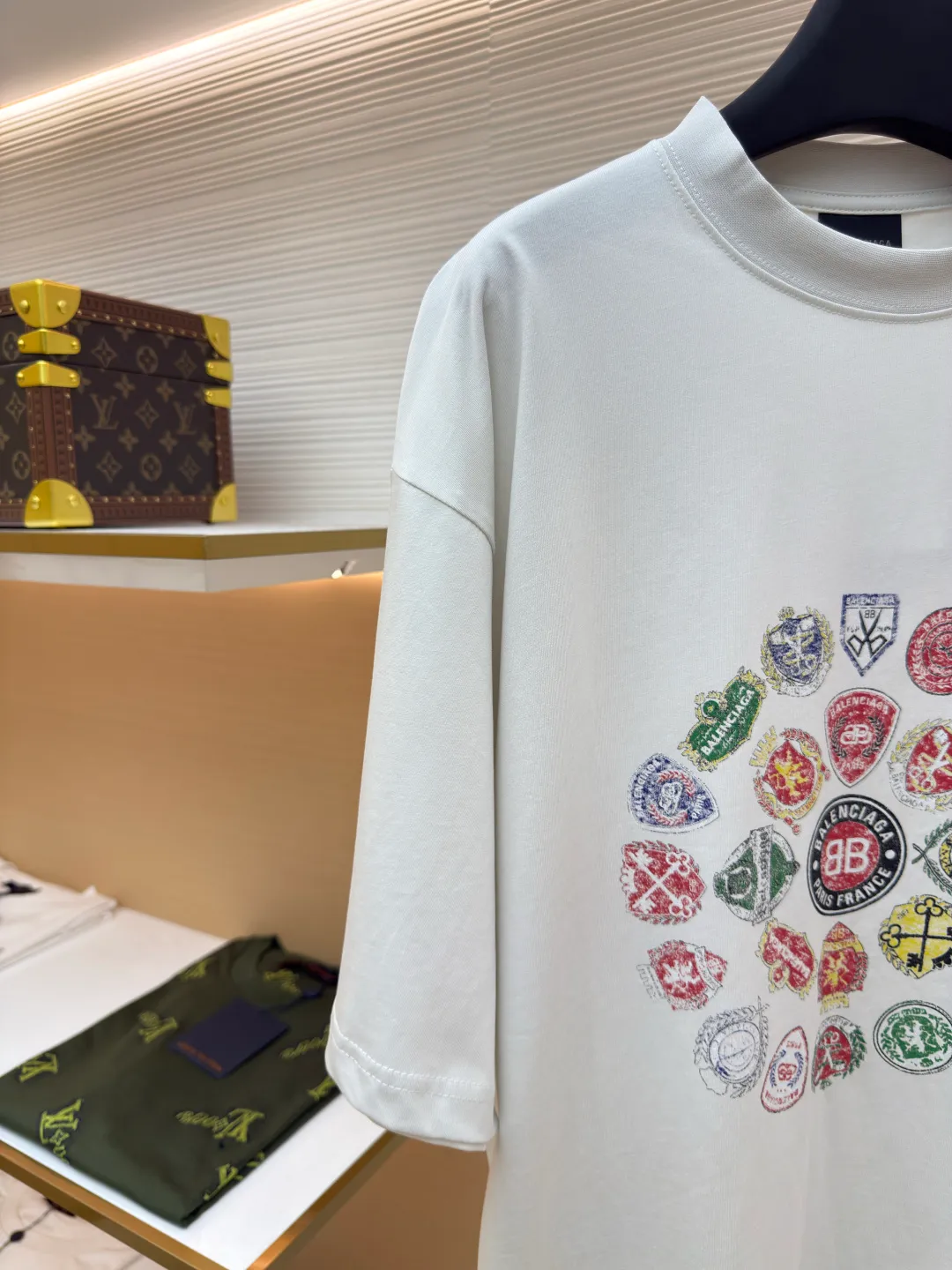 Balenciaga collection of trademark printed round neck short sleeves ●Original version: Purchased and developed at 3730 ●Item number: 1680781-A10 ●Fabric: Retro jersey fabric ●Technology: Glue printing ●Version: Loose version ●Weight: about 235 grams ●Size: Thread, 270g. 24S fabric is a medium-to-thick yarn, suitable for creating thick, crisp fabrics with a slightly rough texture, which is in line with the "natural and original" effect pursued by retro style. The texture is soft, breathable and elastic, suitable for close-fitting wear and able to create a simple and smooth silhouette. The loose silhouette design details with a retro feel are reflected through old textures, faded processing, and classic tailoring. Dark floral dot multi-layer overlay printing is an advanced printing technology that combines fine patterns and three-dimensional layers. Its core is to use high-mesh dot plate making to overprint transparent or light-colored printing paste on the fabric base multiple times with micron-level precision. Each overlay is accurately aligned to form a faint dark flower texture. The printing pattern does not rely on bright colors, but creates subtle light and shadow gradients and tactile layering on the surface of the fabric through the thickness difference of slurry accumulation and light refraction. The pattern shows subtle changes at different angles, combining visual depth and long-lasting washability. Oversize loose silhouette design, basic round neckline, dropped shoulder line, vertical pit woven code from top to bottom, collar, cuffs, and hem all have ruffles, and the sleeve length is longer to highlight the details. The thickness of the ready-made garment is the same as the original version, and it is additionally shaped to make the upper body wider and not easily deformed. The overall wiring is straight and delicate, the fabric is comfortable and soft, and the color is consistent without color difference. It can be matched with the same style to create a fashionable look and control various occasions. Customized accessories, complete with three standards, same style for men and women!