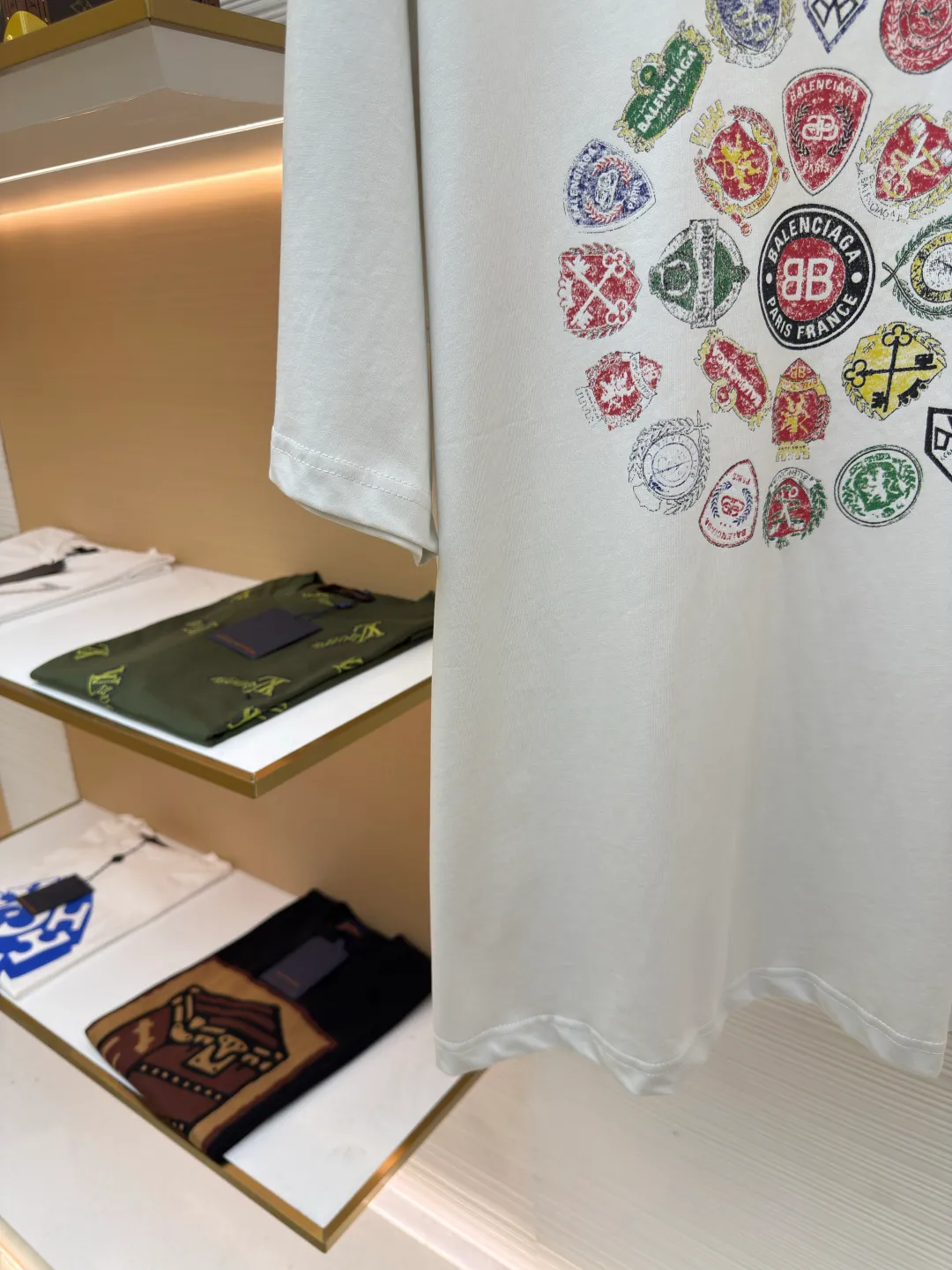 Balenciaga collection of trademark printed round neck short sleeves ●Original version: Purchased and developed at 3730 ●Item number: 1680781-A10 ●Fabric: Retro jersey fabric ●Technology: Glue printing ●Version: Loose version ●Weight: about 235 grams ●Size: Thread, 270g. 24S fabric is a medium-to-thick yarn, suitable for creating thick, crisp fabrics with a slightly rough texture, which is in line with the "natural and original" effect pursued by retro style. The texture is soft, breathable and elastic, suitable for close-fitting wear and able to create a simple and smooth silhouette. The loose silhouette design details with a retro feel are reflected through old textures, faded processing, and classic tailoring. Dark floral dot multi-layer overlay printing is an advanced printing technology that combines fine patterns and three-dimensional layers. Its core is to use high-mesh dot plate making to overprint transparent or light-colored printing paste on the fabric base multiple times with micron-level precision. Each overlay is accurately aligned to form a faint dark flower texture. The printing pattern does not rely on bright colors, but creates subtle light and shadow gradients and tactile layering on the surface of the fabric through the thickness difference of slurry accumulation and light refraction. The pattern shows subtle changes at different angles, combining visual depth and long-lasting washability. Oversize loose silhouette design, basic round neckline, dropped shoulder line, vertical pit woven code from top to bottom, collar, cuffs, and hem all have ruffles, and the sleeve length is longer to highlight the details. The thickness of the ready-made garment is the same as the original version, and it is additionally shaped to make the upper body wider and not easily deformed. The overall wiring is straight and delicate, the fabric is comfortable and soft, and the color is consistent without color difference. It can be matched with the same style to create a fashionable look and control various occasions. Customized accessories, complete with three standards, same style for men and women!