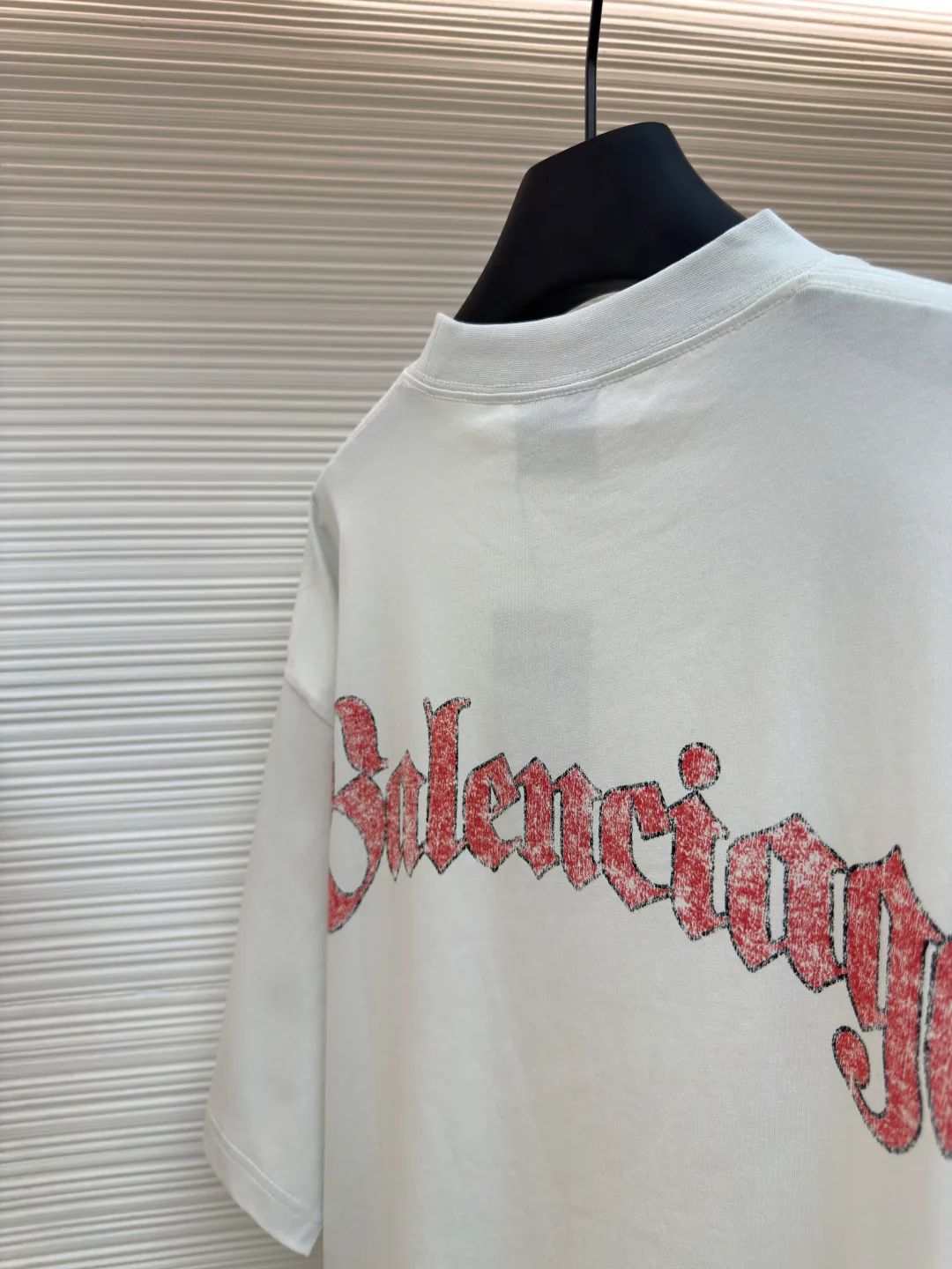 Balenciaga collection of trademark printed round neck short sleeves ●Original version: Purchased and developed at 3730 ●Item number: 1680781-A10 ●Fabric: Retro jersey fabric ●Technology: Glue printing ●Version: Loose version ●Weight: about 235 grams ●Size: Thread, 270g. 24S fabric is a medium-to-thick yarn, suitable for creating thick, crisp fabrics with a slightly rough texture, which is in line with the "natural and original" effect pursued by retro style. The texture is soft, breathable and elastic, suitable for close-fitting wear and able to create a simple and smooth silhouette. The loose silhouette design details with a retro feel are reflected through old textures, faded processing, and classic tailoring. Dark floral dot multi-layer overlay printing is an advanced printing technology that combines fine patterns and three-dimensional layers. Its core is to use high-mesh dot plate making to overprint transparent or light-colored printing paste on the fabric base multiple times with micron-level precision. Each overlay is accurately aligned to form a faint dark flower texture. The printing pattern does not rely on bright colors, but creates subtle light and shadow gradients and tactile layering on the surface of the fabric through the thickness difference of slurry accumulation and light refraction. The pattern shows subtle changes at different angles, combining visual depth and long-lasting washability. Oversize loose silhouette design, basic round neckline, dropped shoulder line, vertical pit woven code from top to bottom, collar, cuffs, and hem all have ruffles, and the sleeve length is longer to highlight the details. The thickness of the ready-made garment is the same as the original version, and it is additionally shaped to make the upper body wider and not easily deformed. The overall wiring is straight and delicate, the fabric is comfortable and soft, and the color is consistent without color difference. It can be matched with the same style to create a fashionable look and control various occasions. Customized accessories, complete with three standards, same style for men and women!