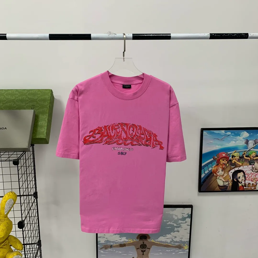 The top tested version Balenciaga 24SS flame graffiti letters distressed printed short-sleeved T-shirt. The fabric is made of 240 grams of smooth pure cotton double yarn. It is high in weight and is still cool and comfortable to wear. Balenciaga 23SS flame graffiti letters LOGO short-sleeved T-shirt! You must not miss the explosive power of this fashion! This T-shirt is really too stylish, the letter LOGO and flame graffiti are perfectly integrated together, igniting the passion for fashion! Not only It can show your personality and add a bit of rebellious and flamboyant attitude to your overall look! Whether you are a street fashionista or a fairy who pursues fashion taste, this short-sleeved T-shirt can make you look cool in a different way! Moreover, its design and tailoring are very fitting, and the comfort cannot be ignored!” This T-shirt has long become the new darling of the fashion circle. Many stars and celebrities have fallen in love with it. Just search on Instagram and you will find countless fashionistas showing off this hot item! "Journey of Flame" makes itself the focus of street fashion and attracts everyone's attention! Thermoset ink printing uses chemical ink as pigment and requires high temperature drying to solidify the ink onto the fabric for a unique aged effect‼ ️ 🤩Made of custom-woven pure cotton fabric, it is close-fitting and comfortable, and has a first-class feel! The loose fit creates an oversize silhouette, and the small neckline design is very slim, and is more popular among young men and women 🙋🏻‍♀️! The ribbed round neck and retro plain fabric mid-cut design create a unique style and charm! The upper body shape is not flattering, and it can be worn with a couple outfit! Color: distressed pink, washed black, size S～XL p:270