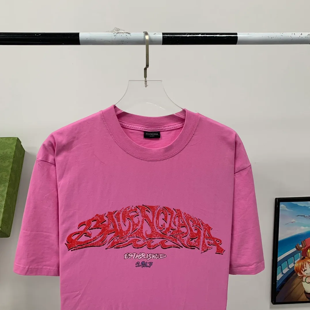 The top tested version Balenciaga 24SS flame graffiti letters distressed printed short-sleeved T-shirt. The fabric is made of 240 grams of smooth pure cotton double yarn. It is high in weight and is still cool and comfortable to wear. Balenciaga 23SS flame graffiti letters LOGO short-sleeved T-shirt! You must not miss the explosive power of this fashion! This T-shirt is really too stylish, the letter LOGO and flame graffiti are perfectly integrated together, igniting the passion for fashion! Not only It can show your personality and add a bit of rebellious and flamboyant attitude to your overall look! Whether you are a street fashionista or a fairy who pursues fashion taste, this short-sleeved T-shirt can make you look cool in a different way! Moreover, its design and tailoring are very fitting, and the comfort cannot be ignored!” This T-shirt has long become the new darling of the fashion circle. Many stars and celebrities have fallen in love with it. Just search on Instagram and you will find countless fashionistas showing off this hot item! "Journey of Flame" makes itself the focus of street fashion and attracts everyone's attention! Thermoset ink printing uses chemical ink as pigment and requires high temperature drying to solidify the ink onto the fabric for a unique aged effect‼ ️ 🤩Made of custom-woven pure cotton fabric, it is close-fitting and comfortable, and has a first-class feel! The loose fit creates an oversize silhouette, and the small neckline design is very slim, and is more popular among young men and women 🙋🏻‍♀️! The ribbed round neck and retro plain fabric mid-cut design create a unique style and charm! The upper body shape is not flattering, and it can be worn with a couple outfit! Color: distressed pink, washed black, size S～XL p:270