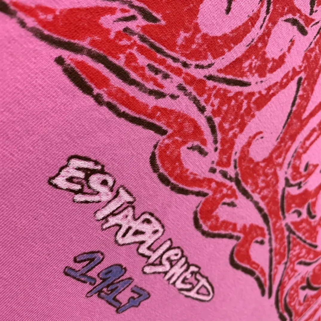 The top tested version Balenciaga 24SS flame graffiti letters distressed printed short-sleeved T-shirt. The fabric is made of 240 grams of smooth pure cotton double yarn. It is high in weight and is still cool and comfortable to wear. Balenciaga 23SS flame graffiti letters LOGO short-sleeved T-shirt! You must not miss the explosive power of this fashion! This T-shirt is really too stylish, the letter LOGO and flame graffiti are perfectly integrated together, igniting the passion for fashion! Not only It can show your personality and add a bit of rebellious and flamboyant attitude to your overall look! Whether you are a street fashionista or a fairy who pursues fashion taste, this short-sleeved T-shirt can make you look cool in a different way! Moreover, its design and tailoring are very fitting, and the comfort cannot be ignored!” This T-shirt has long become the new darling of the fashion circle. Many stars and celebrities have fallen in love with it. Just search on Instagram and you will find countless fashionistas showing off this hot item! "Journey of Flame" makes itself the focus of street fashion and attracts everyone's attention! Thermoset ink printing uses chemical ink as pigment and requires high temperature drying to solidify the ink onto the fabric for a unique aged effect‼ ️ 🤩Made of custom-woven pure cotton fabric, it is close-fitting and comfortable, and has a first-class feel! The loose fit creates an oversize silhouette, and the small neckline design is very slim, and is more popular among young men and women 🙋🏻‍♀️! The ribbed round neck and retro plain fabric mid-cut design create a unique style and charm! The upper body shape is not flattering, and it can be worn with a couple outfit! Color: distressed pink, washed black, size S～XL p:270