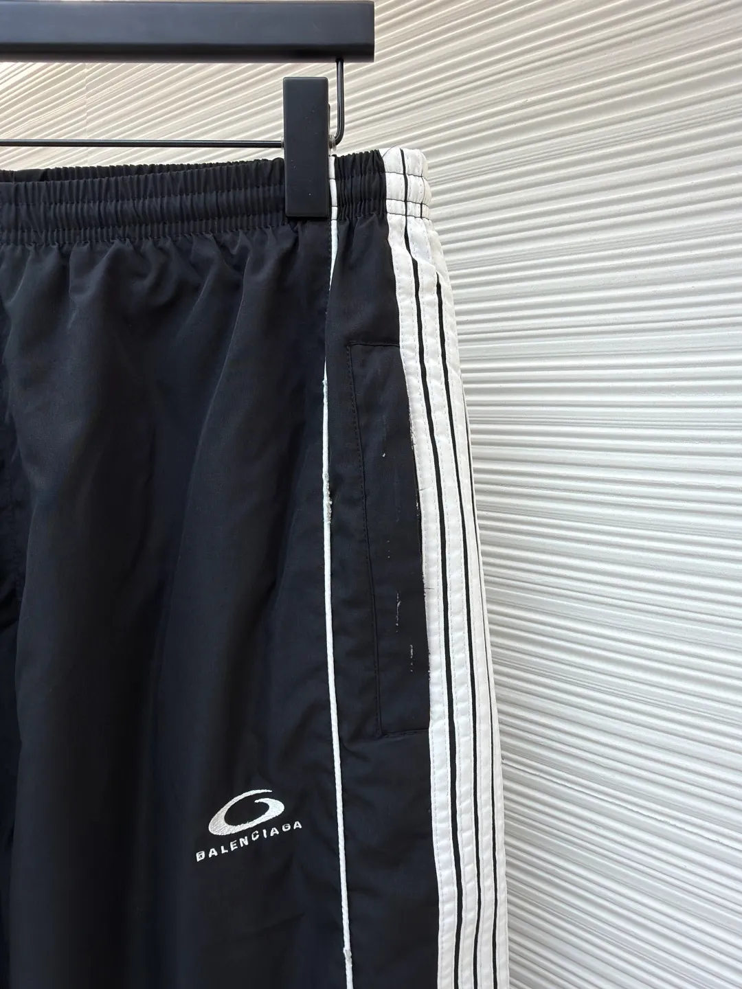 Balenciaga five-striped trousers ●Original version: Purchased and developed for 7999 ●Item number: 1681129-B05 ●Material: nylon fabric ●Technology: embroidery production ●Version: loose version ●Weight: about 520 grams ●Size: XS-S-M ●Description: The fabric is made of high-quality 200D nylon cotton fabric. The inner mesh is more breathable and comfortable. It is different from ready-made fabrics in the market. It is three times the price of ordinary fabrics in the market. The embroidery adopts imported Behringer, precise operation with thousands of needle density, hardware accessories, and zipper slider mold opening and customization. The overall wiring is straight and delicate, the fabric is comfortable and soft, and the color is consistent without color difference. It can be matched with the same style to create a fashionable look and control various occasions. Customized accessories, complete with three standards, same style for men and women!