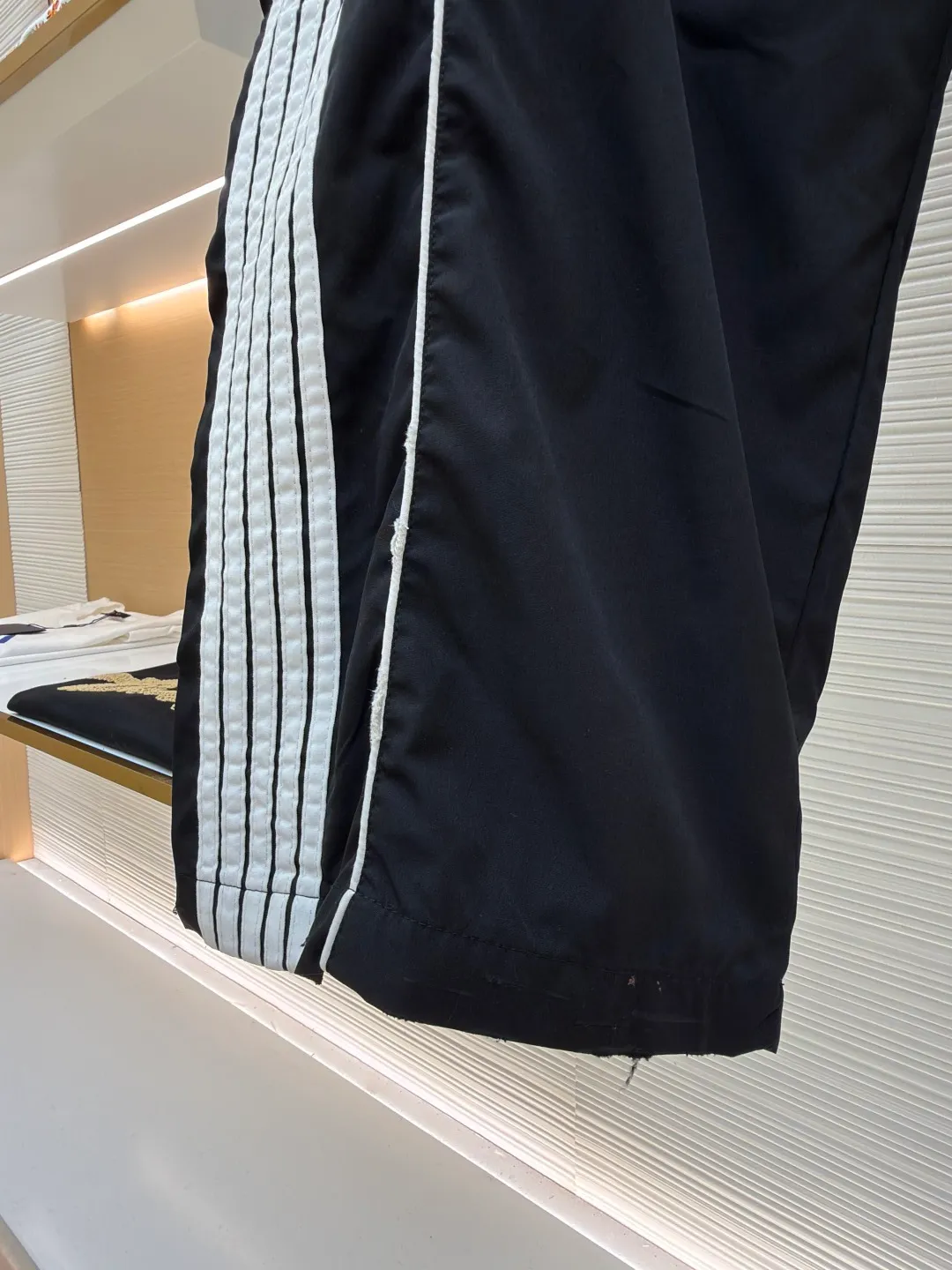 Balenciaga five-striped trousers ●Original version: Purchased and developed for 7999 ●Item number: 1681129-B05 ●Material: nylon fabric ●Technology: embroidery production ●Version: loose version ●Weight: about 520 grams ●Size: XS-S-M ●Description: The fabric is made of high-quality 200D nylon cotton fabric. The inner mesh is more breathable and comfortable. It is different from ready-made fabrics in the market. It is three times the price of ordinary fabrics in the market. The embroidery adopts imported Behringer, precise operation with thousands of needle density, hardware accessories, and zipper slider mold opening and customization. The overall wiring is straight and delicate, the fabric is comfortable and soft, and the color is consistent without color difference. It can be matched with the same style to create a fashionable look and control various occasions. Customized accessories, complete with three standards, same style for men and women!