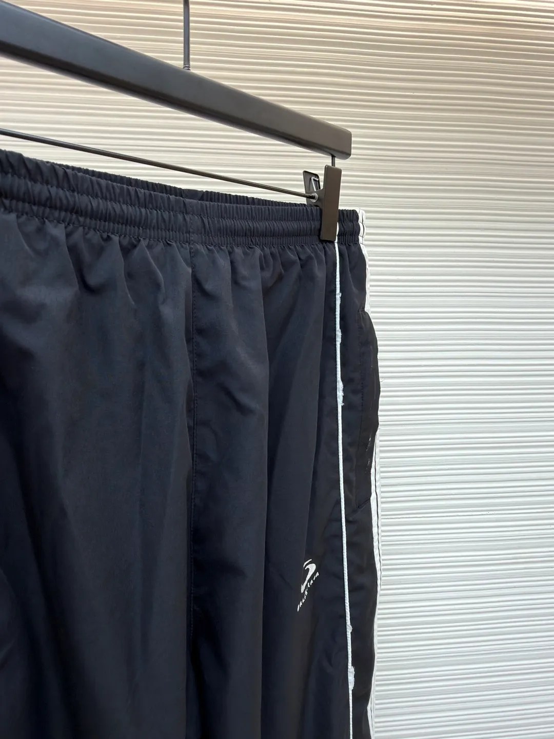Balenciaga five-striped trousers ●Original version: Purchased and developed for 7999 ●Item number: 1681129-B05 ●Material: nylon fabric ●Technology: embroidery production ●Version: loose version ●Weight: about 520 grams ●Size: XS-S-M ●Description: The fabric is made of high-quality 200D nylon cotton fabric. The inner mesh is more breathable and comfortable. It is different from ready-made fabrics in the market. It is three times the price of ordinary fabrics in the market. The embroidery adopts imported Behringer, precise operation with thousands of needle density, hardware accessories, and zipper slider mold opening and customization. The overall wiring is straight and delicate, the fabric is comfortable and soft, and the color is consistent without color difference. It can be matched with the same style to create a fashionable look and control various occasions. Customized accessories, complete with three standards, same style for men and women!
