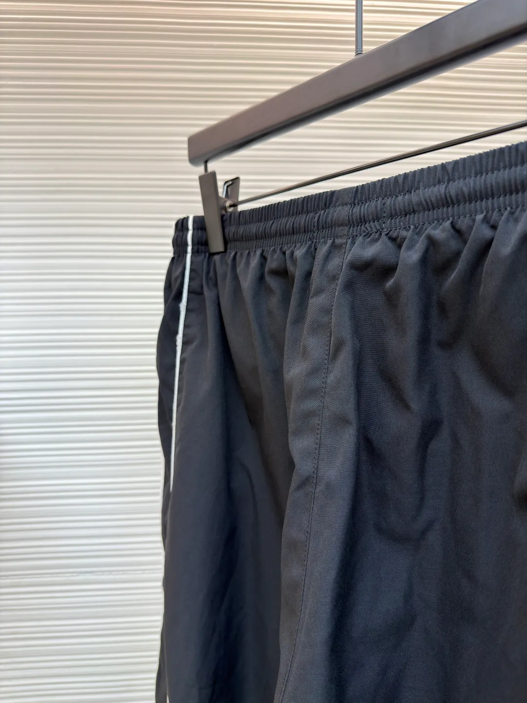 Balenciaga five-striped trousers ●Original version: Purchased and developed for 7999 ●Item number: 1681129-B05 ●Material: nylon fabric ●Technology: embroidery production ●Version: loose version ●Weight: about 520 grams ●Size: XS-S-M ●Description: The fabric is made of high-quality 200D nylon cotton fabric. The inner mesh is more breathable and comfortable. It is different from ready-made fabrics in the market. It is three times the price of ordinary fabrics in the market. The embroidery adopts imported Behringer, precise operation with thousands of needle density, hardware accessories, and zipper slider mold opening and customization. The overall wiring is straight and delicate, the fabric is comfortable and soft, and the color is consistent without color difference. It can be matched with the same style to create a fashionable look and control various occasions. Customized accessories, complete with three standards, same style for men and women!