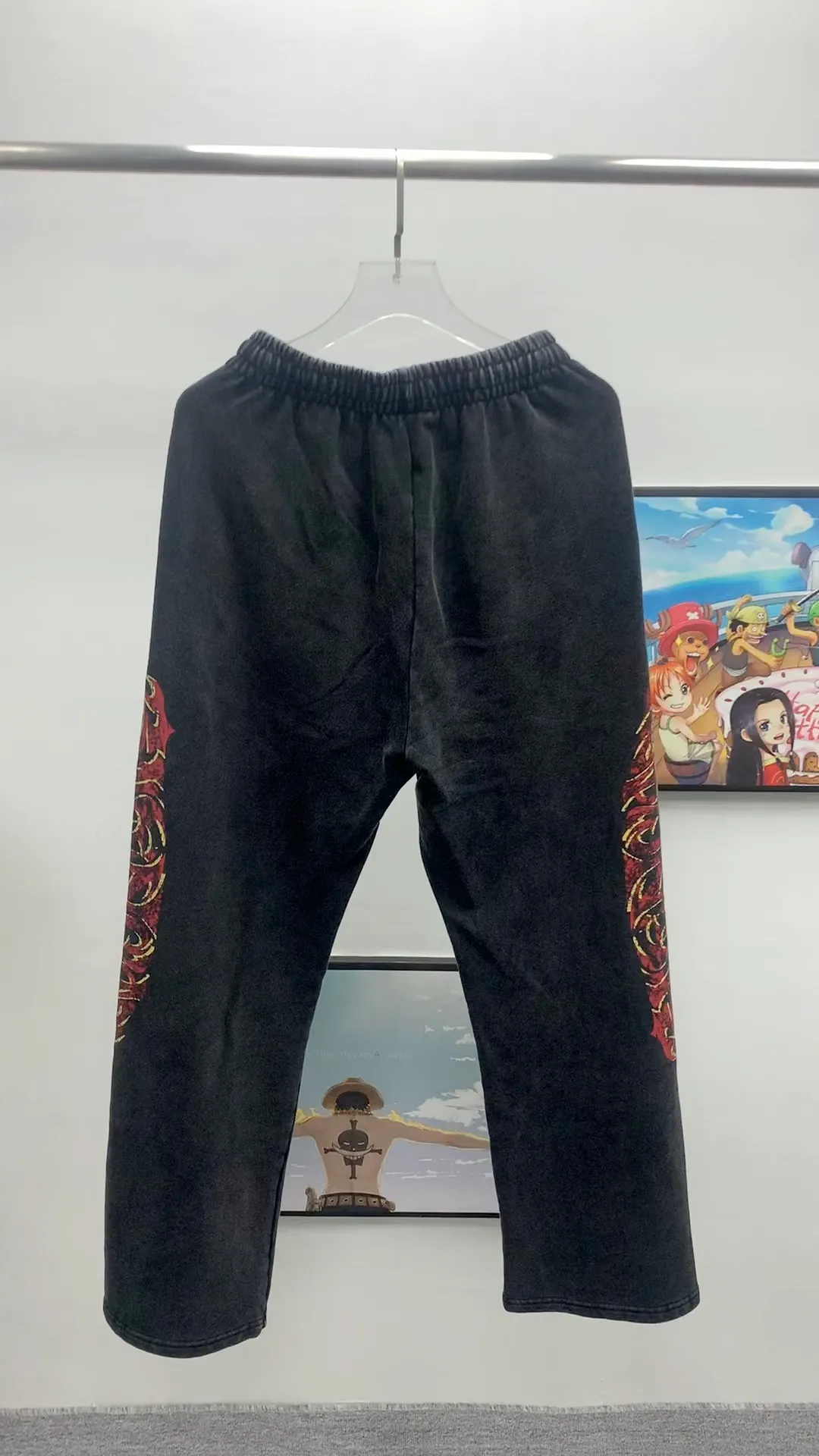 Real shot video on the back————The top tested version of Balenciaga Paris 24SS limited capsule flame series trousers, Balenciaga’s spring and summer catwalk hit! Custom-dyed sweatshirt fabric with a washed effect and original flame logo printing on the side. Available simultaneously on the official website! BA’s latest limited edition trousers, a popular item that fashion bloggers are competing to interpret, will be the most popular street matching tool in autumn and winter this year!  This pair of trousers is made of custom-woven and custom-dyed heavy-weight terry cotton. The finished product is washed to create a unique color. The surface texture is fine and plain, and the drape and wide feel are excellent! The inside has a fluffy and soft terry texture like fish scales, which is close to the skin and comfortable, and there is no thorny feeling at all! The two sides of the trousers follow this year's most popular capsule series flame letter graffiti elements, and the old-style incomplete contrasting print design makes the whole thing more fashionable and coordinated, and directly increases the handsomeness value! The high-elasticity drawstring waistband and loose straight wide-leg trousers are tailored to fit any leg shape easily. What are you waiting for, fashionable men and women?  Color Blue Gray Size s~xl P:360