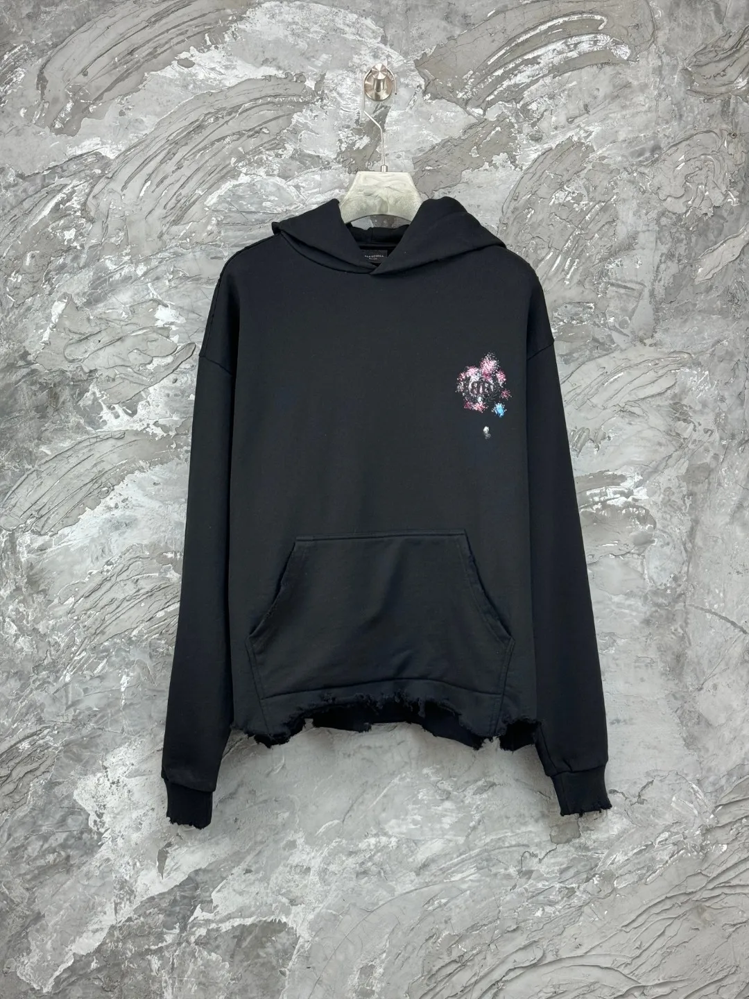 🅿️400 BALENCI*GA Paris embroidered wheat ear classic pattern hooded sweatshirt. The front embroidery uses an imported Tajima embroidery machine. The back letters are hand-painted graffiti color collision technology. The hand-made master positions and grinds at fixed points. Customized matching hardware. The letters are clear. The effect is three-dimensional. Exclusively pattern-woven and dyed 460g fabric. Threads are dyed in the same vat with zero color difference. Brick cabinet synchronization. Welcome to compare. Same style for men and women -Color: black -SIZE: Xs S M L style number 8989#