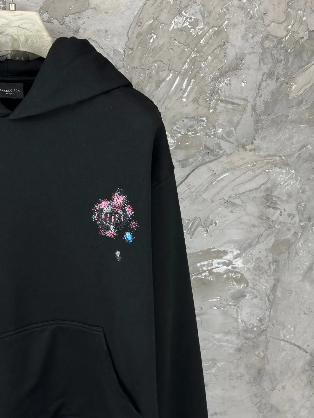 🅿️400 BALENCI*GA Paris embroidered wheat ear classic pattern hooded sweatshirt. The front embroidery uses an imported Tajima embroidery machine. The back letters are hand-painted graffiti color collision technology. The hand-made master positions and grinds at fixed points. Customized matching hardware. The letters are clear. The effect is three-dimensional. Exclusively pattern-woven and dyed 460g fabric. Threads are dyed in the same vat with zero color difference. Brick cabinet synchronization. Welcome to compare. Same style for men and women -Color: black -SIZE: Xs S M L style number 8989#