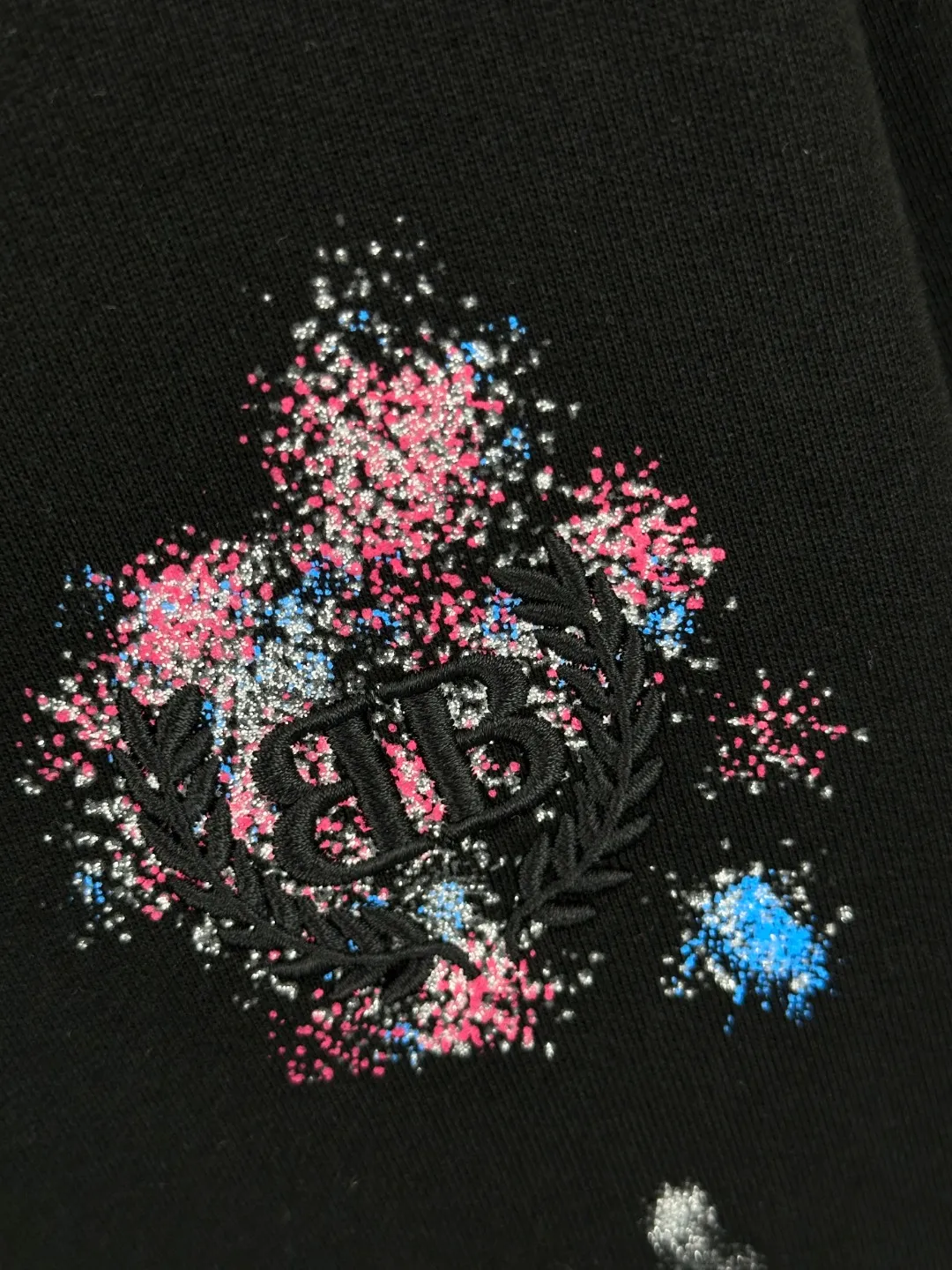 🅿️400 BALENCI*GA Paris embroidered wheat ear classic pattern hooded sweatshirt. The front embroidery uses an imported Tajima embroidery machine. The back letters are hand-painted graffiti color collision technology. The hand-made master positions and grinds at fixed points. Customized matching hardware. The letters are clear. The effect is three-dimensional. Exclusively pattern-woven and dyed 460g fabric. Threads are dyed in the same vat with zero color difference. Brick cabinet synchronization. Welcome to compare. Same style for men and women -Color: black -SIZE: Xs S M L style number 8989#