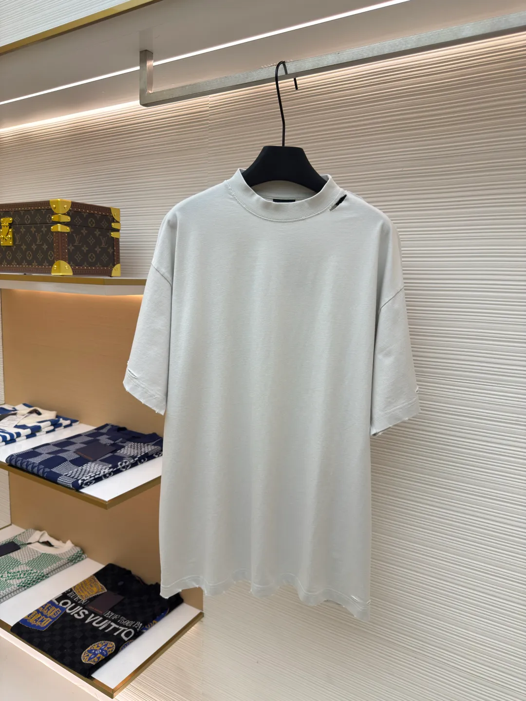 Balenciaga Masking Tape Short Sleeves ●Authentic product: Purchased and developed by 4002 ●Item No.: 1680277-A35 ●Fabric: Ribbed process ●Technology: Washed and brushed ●Version: Fitted version ●Weight: about 365 grams ●Size: 1-2-3-4 ●Description: The sleeves and hem are worn with a frayed effect. The lining is clean. No ends. No excess. The shoulders are frayed and the stitching is straight. Three-needle and five-thread craftsmanship. The shoulders are lined with taping. The fabric is made of distressed washed and brushed technology. The collar is designed with frayed holes. The ribbed fabric is custom-woven and dyed. The color is consistent and there is no color difference. Masking tape letters are used on the chest. The overall process of heavy craftsmanship. The washed fabric is comfortable and soft. The effect is worn and washed. The letters on the back are manually counter-positioned and shaped with a hot plate for glue printing. The overall wiring is straight and delicate, the fabric is comfortable and soft, and the color is consistent without color difference. It can be matched with the same style to create a fashionable look and control various occasions. Customized accessories, complete with three standards, same style for men and women!