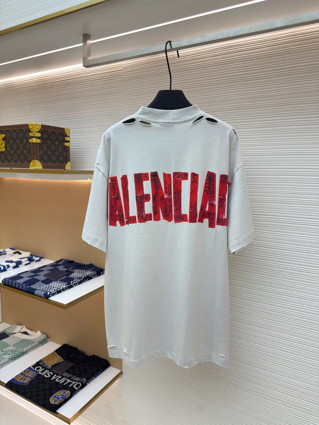 Balenciaga Masking Tape Short Sleeves ●Authentic product: Purchased and developed by 4002 ●Item No.: 1680277-A35 ●Fabric: Ribbed process ●Technology: Washed and brushed ●Version: Fitted version ●Weight: about 365 grams ●Size: 1-2-3-4 ●Description: The sleeves and hem are worn with a frayed effect. The lining is clean. No ends. No excess. The shoulders are frayed and the stitching is straight. Three-needle and five-thread craftsmanship. The shoulders are lined with taping. The fabric is made of distressed washed and brushed technology. The collar is designed with frayed holes. The ribbed fabric is custom-woven and dyed. The color is consistent and there is no color difference. Masking tape letters are used on the chest. The overall process of heavy craftsmanship. The washed fabric is comfortable and soft. The effect is worn and washed. The letters on the back are manually counter-positioned and shaped with a hot plate for glue printing. The overall wiring is straight and delicate, the fabric is comfortable and soft, and the color is consistent without color difference. It can be matched with the same style to create a fashionable look and control various occasions. Customized accessories, complete with three standards, same style for men and women!