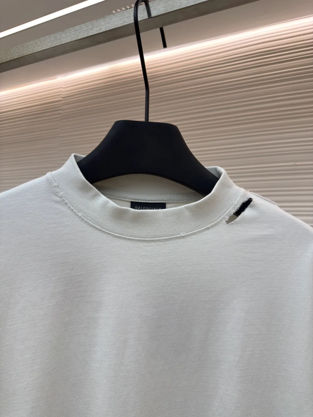 Balenciaga Masking Tape Short Sleeves ●Authentic product: Purchased and developed by 4002 ●Item No.: 1680277-A35 ●Fabric: Ribbed process ●Technology: Washed and brushed ●Version: Fitted version ●Weight: about 365 grams ●Size: 1-2-3-4 ●Description: The sleeves and hem are worn with a frayed effect. The lining is clean. No ends. No excess. The shoulders are frayed and the stitching is straight. Three-needle and five-thread craftsmanship. The shoulders are lined with taping. The fabric is made of distressed washed and brushed technology. The collar is designed with frayed holes. The ribbed fabric is custom-woven and dyed. The color is consistent and there is no color difference. Masking tape letters are used on the chest. The overall process of heavy craftsmanship. The washed fabric is comfortable and soft. The effect is worn and washed. The letters on the back are manually counter-positioned and shaped with a hot plate for glue printing. The overall wiring is straight and delicate, the fabric is comfortable and soft, and the color is consistent without color difference. It can be matched with the same style to create a fashionable look and control various occasions. Customized accessories, complete with three standards, same style for men and women!