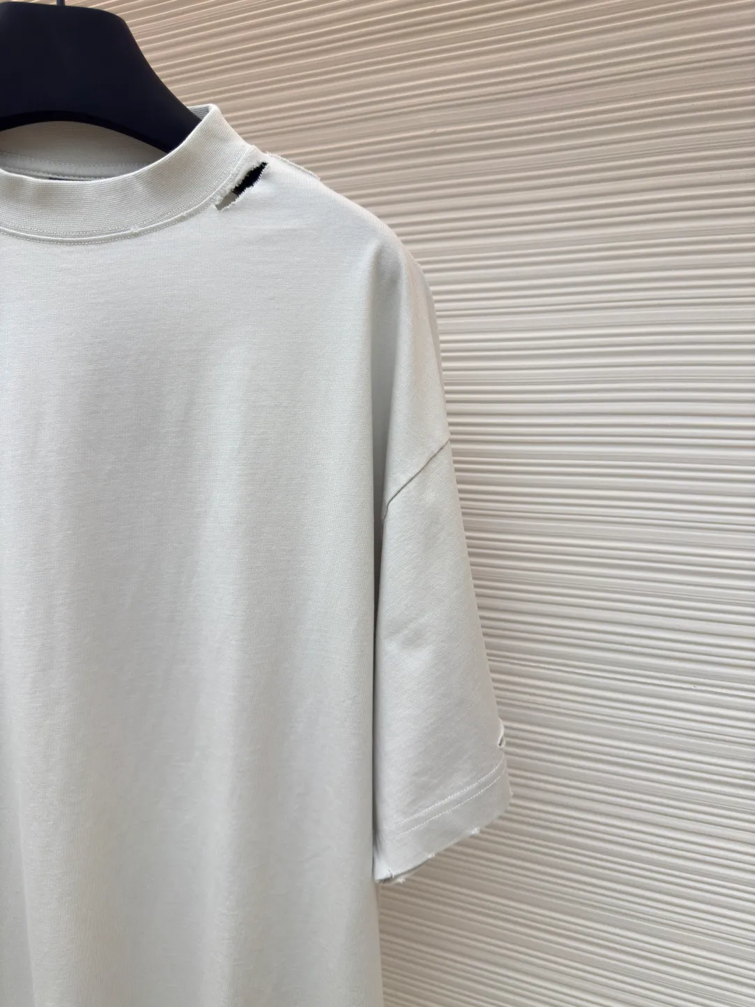 Balenciaga Masking Tape Short Sleeves ●Authentic product: Purchased and developed by 4002 ●Item No.: 1680277-A35 ●Fabric: Ribbed process ●Technology: Washed and brushed ●Version: Fitted version ●Weight: about 365 grams ●Size: 1-2-3-4 ●Description: The sleeves and hem are worn with a frayed effect. The lining is clean. No ends. No excess. The shoulders are frayed and the stitching is straight. Three-needle and five-thread craftsmanship. The shoulders are lined with taping. The fabric is made of distressed washed and brushed technology. The collar is designed with frayed holes. The ribbed fabric is custom-woven and dyed. The color is consistent and there is no color difference. Masking tape letters are used on the chest. The overall process of heavy craftsmanship. The washed fabric is comfortable and soft. The effect is worn and washed. The letters on the back are manually counter-positioned and shaped with a hot plate for glue printing. The overall wiring is straight and delicate, the fabric is comfortable and soft, and the color is consistent without color difference. It can be matched with the same style to create a fashionable look and control various occasions. Customized accessories, complete with three standards, same style for men and women!