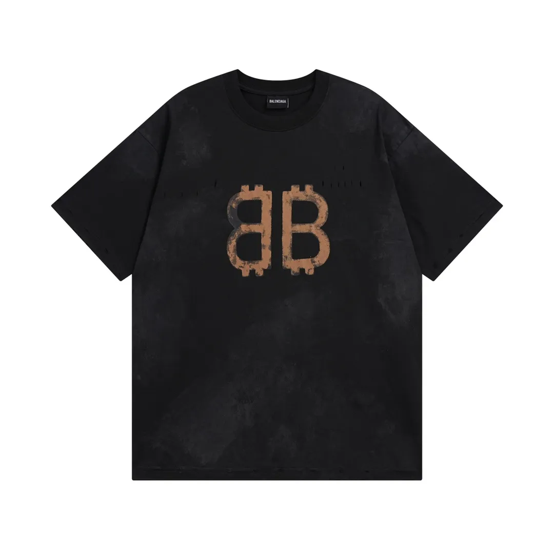🅿️200 detailed pictures [Top version. Official website quality] BALENCI*GA/Paris. 2023 latest mud hand-painted worn distressed short-sleeved T-shirt. Brick cabinet synchronization. ⚠️Difference in market currency. YB development. Color system is black and blue. Worn. Hand-painted consistent with ZP,‼ ️The fabric is made of Paris ZP custom-woven and dyed 100% double yarn compact cotton. The weight is 260 grams. The cloth surface is clean. The cloth pattern is clear, soft and comfortable. The threads are dyed with no color difference. Ready-made garments are hand-painted, worn, and distressed, with heavy craftsmanship. Comparisons welcome. The version adopts OS loose shoulder design. Same style for men and women. Code: BL223202 Color: black blue, off-white, smoke gray, royal blue Size: XS to L