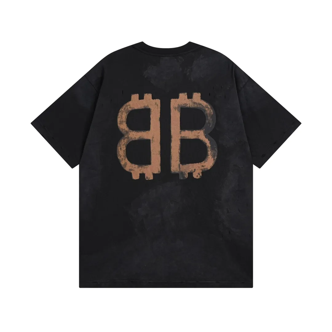 🅿️200 detailed pictures [Top version. Official website quality] BALENCI*GA/Paris. 2023 latest mud hand-painted worn distressed short-sleeved T-shirt. Brick cabinet synchronization. ⚠️Difference in market currency. YB development. Color system is black and blue. Worn. Hand-painted consistent with ZP,‼ ️The fabric is made of Paris ZP custom-woven and dyed 100% double yarn compact cotton. The weight is 260 grams. The cloth surface is clean. The cloth pattern is clear, soft and comfortable. The threads are dyed with no color difference. Ready-made garments are hand-painted, worn, and distressed, with heavy craftsmanship. Comparisons welcome. The version adopts OS loose shoulder design. Same style for men and women. Code: BL223202 Color: black blue, off-white, smoke gray, royal blue Size: XS to L