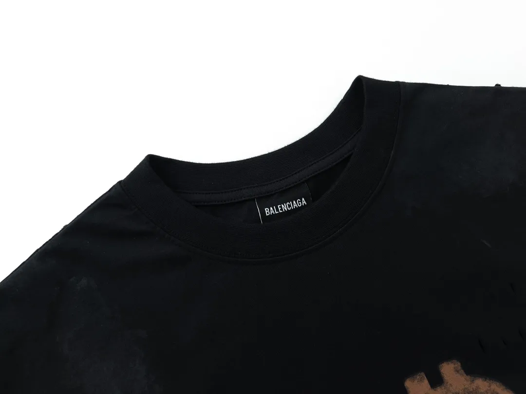 🅿️200 detailed pictures [Top version. Official website quality] BALENCI*GA/Paris. 2023 latest mud hand-painted worn distressed short-sleeved T-shirt. Brick cabinet synchronization. ⚠️Difference in market currency. YB development. Color system is black and blue. Worn. Hand-painted consistent with ZP,‼ ️The fabric is made of Paris ZP custom-woven and dyed 100% double yarn compact cotton. The weight is 260 grams. The cloth surface is clean. The cloth pattern is clear, soft and comfortable. The threads are dyed with no color difference. Ready-made garments are hand-painted, worn, and distressed, with heavy craftsmanship. Comparisons welcome. The version adopts OS loose shoulder design. Same style for men and women. Code: BL223202 Color: black blue, off-white, smoke gray, royal blue Size: XS to L