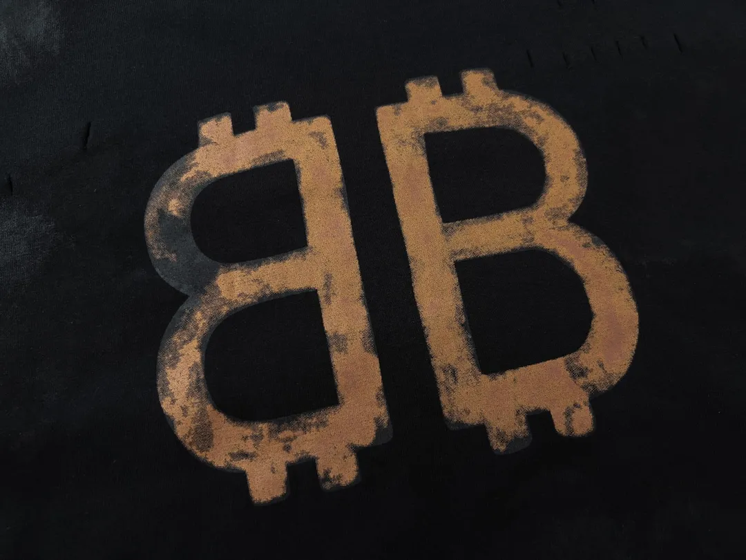 🅿️200 detailed pictures [Top version. Official website quality] BALENCI*GA/Paris. 2023 latest mud hand-painted worn distressed short-sleeved T-shirt. Brick cabinet synchronization. ⚠️Difference in market currency. YB development. Color system is black and blue. Worn. Hand-painted consistent with ZP,‼ ️The fabric is made of Paris ZP custom-woven and dyed 100% double yarn compact cotton. The weight is 260 grams. The cloth surface is clean. The cloth pattern is clear, soft and comfortable. The threads are dyed with no color difference. Ready-made garments are hand-painted, worn, and distressed, with heavy craftsmanship. Comparisons welcome. The version adopts OS loose shoulder design. Same style for men and women. Code: BL223202 Color: black blue, off-white, smoke gray, royal blue Size: XS to L