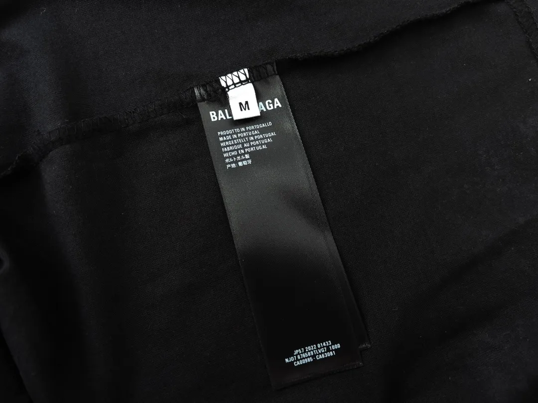 🅿️200 detailed pictures [Top version. Official website quality] BALENCI*GA/Paris. 2023 latest mud hand-painted worn distressed short-sleeved T-shirt. Brick cabinet synchronization. ⚠️Difference in market currency. YB development. Color system is black and blue. Worn. Hand-painted consistent with ZP,‼ ️The fabric is made of Paris ZP custom-woven and dyed 100% double yarn compact cotton. The weight is 260 grams. The cloth surface is clean. The cloth pattern is clear, soft and comfortable. The threads are dyed with no color difference. Ready-made garments are hand-painted, worn, and distressed, with heavy craftsmanship. Comparisons welcome. The version adopts OS loose shoulder design. Same style for men and women. Code: BL223202 Color: black blue, off-white, smoke gray, royal blue Size: XS to L