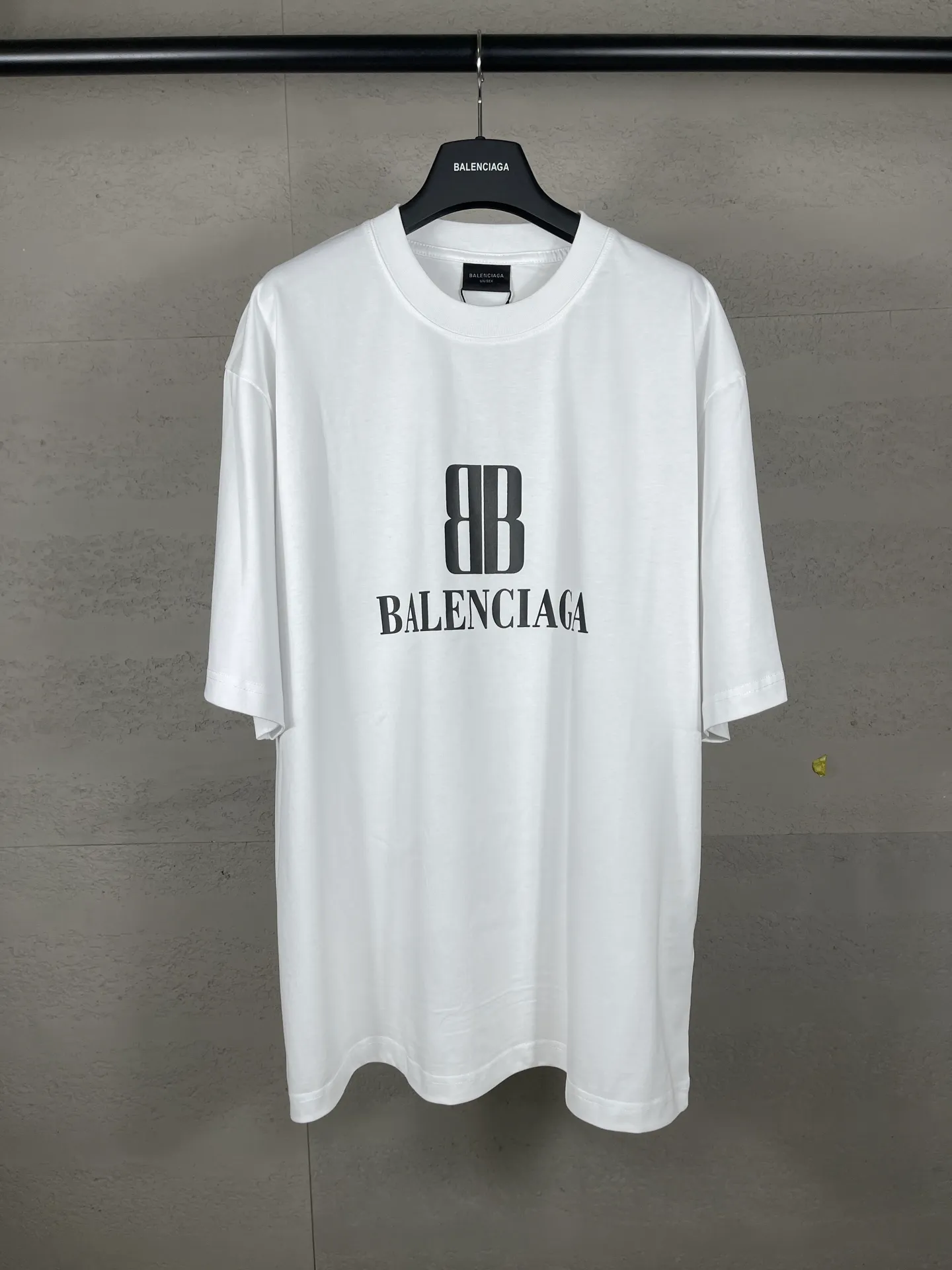 🅿️170 photos [Top version. Official website quality] BALENCI*GA/Paris. SS25 latest model, Paris new LOGO printed short-sleeved T-shirt. Brick cabinet synchronization. Genuine product developed at the first time, welcome to compare! The fabric is made of Paris ZP custom-woven and dyed cotton double yarn. Weighing 260 grams, the cloth surface is clean. The cloth pattern is clear, soft and comfortable. The threads are dyed with no color difference. The printing uses environmentally friendly imported rubber paddles. The letters are clear and the effect is three-dimensional. The version adopts OS loose shoulder design. Same style for men and women. Code: BL253705 Color: black, green, white Size: XS S M L