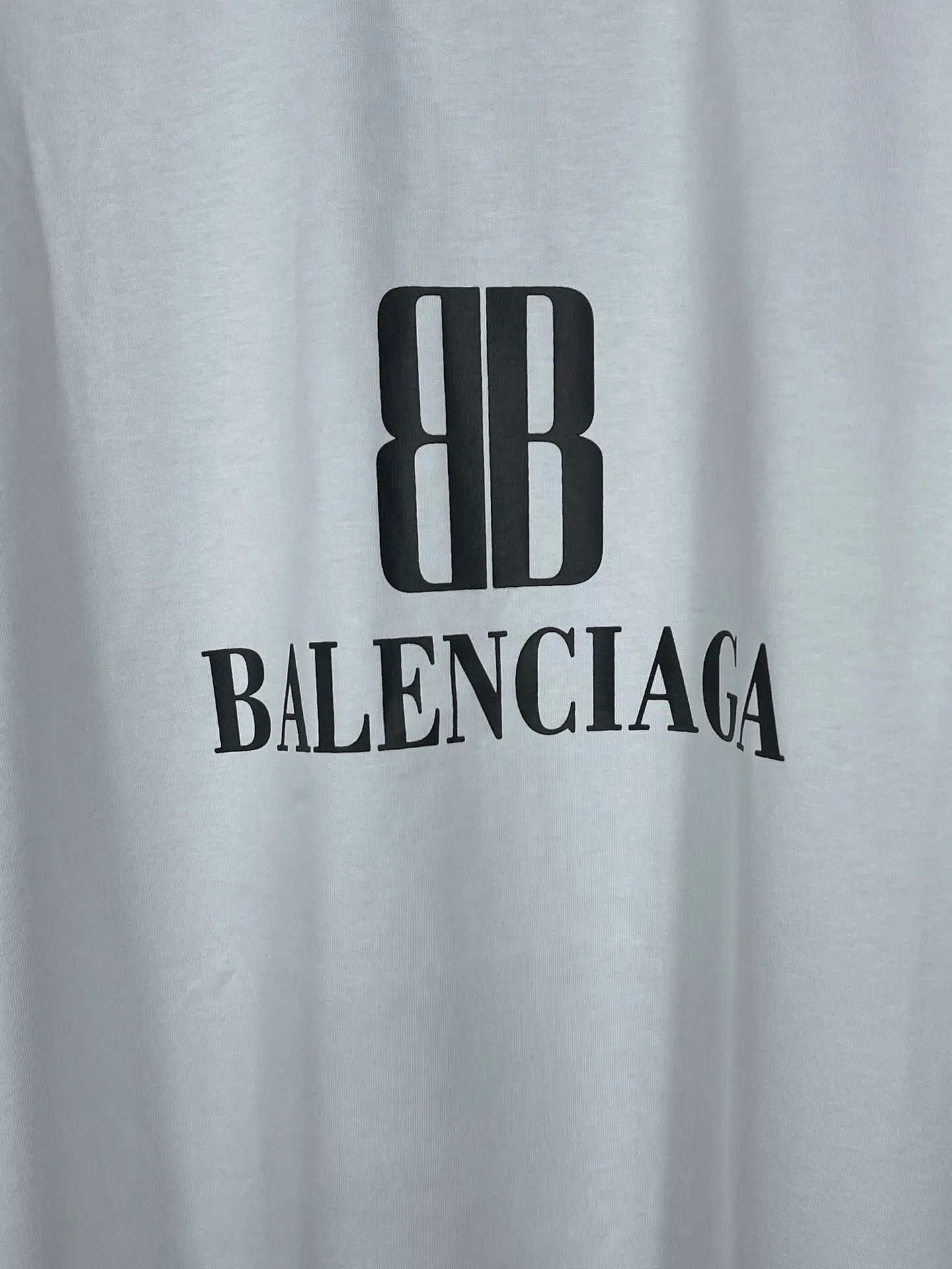 🅿️170 photos [Top version. Official website quality] BALENCI*GA/Paris. SS25 latest model, Paris new LOGO printed short-sleeved T-shirt. Brick cabinet synchronization. Genuine product developed at the first time, welcome to compare! The fabric is made of Paris ZP custom-woven and dyed cotton double yarn. Weighing 260 grams, the cloth surface is clean. The cloth pattern is clear, soft and comfortable. The threads are dyed with no color difference. The printing uses environmentally friendly imported rubber paddles. The letters are clear and the effect is three-dimensional. The version adopts OS loose shoulder design. Same style for men and women. Code: BL253705 Color: black, green, white Size: XS S M L