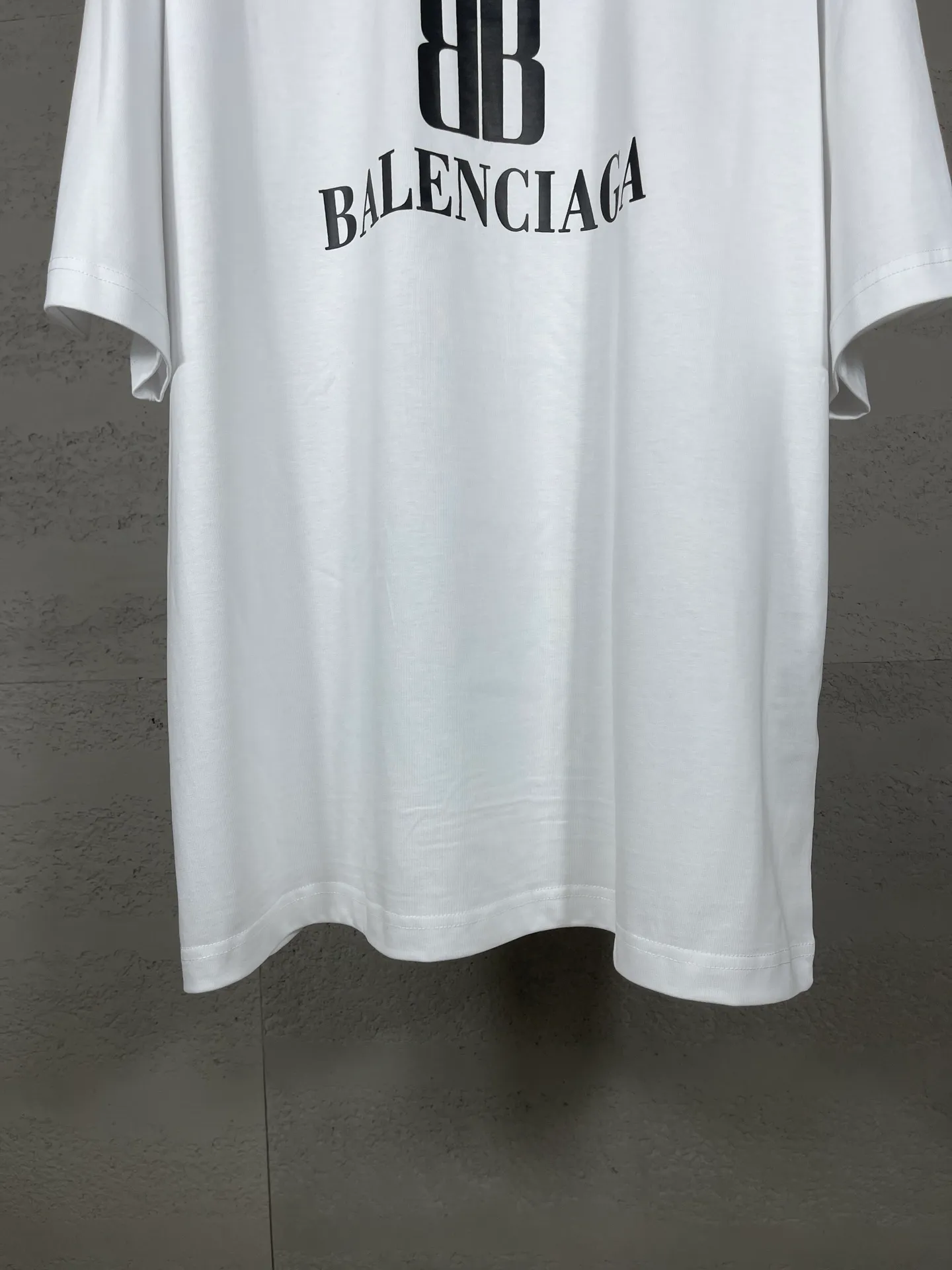 🅿️170 photos [Top version. Official website quality] BALENCI*GA/Paris. SS25 latest model, Paris new LOGO printed short-sleeved T-shirt. Brick cabinet synchronization. Genuine product developed at the first time, welcome to compare! The fabric is made of Paris ZP custom-woven and dyed cotton double yarn. Weighing 260 grams, the cloth surface is clean. The cloth pattern is clear, soft and comfortable. The threads are dyed with no color difference. The printing uses environmentally friendly imported rubber paddles. The letters are clear and the effect is three-dimensional. The version adopts OS loose shoulder design. Same style for men and women. Code: BL253705 Color: black, green, white Size: XS S M L