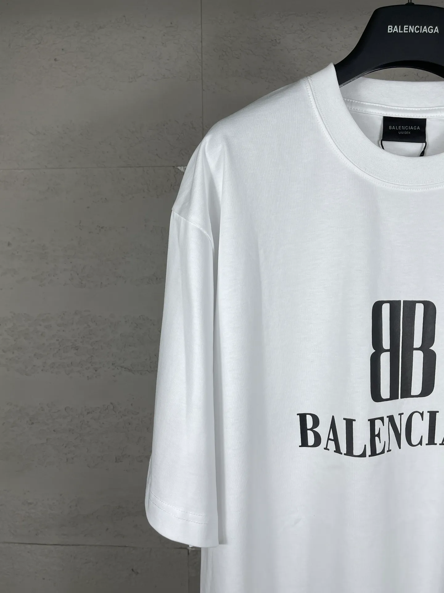 🅿️170 photos [Top version. Official website quality] BALENCI*GA/Paris. SS25 latest model, Paris new LOGO printed short-sleeved T-shirt. Brick cabinet synchronization. Genuine product developed at the first time, welcome to compare! The fabric is made of Paris ZP custom-woven and dyed cotton double yarn. Weighing 260 grams, the cloth surface is clean. The cloth pattern is clear, soft and comfortable. The threads are dyed with no color difference. The printing uses environmentally friendly imported rubber paddles. The letters are clear and the effect is three-dimensional. The version adopts OS loose shoulder design. Same style for men and women. Code: BL253705 Color: black, green, white Size: XS S M L
