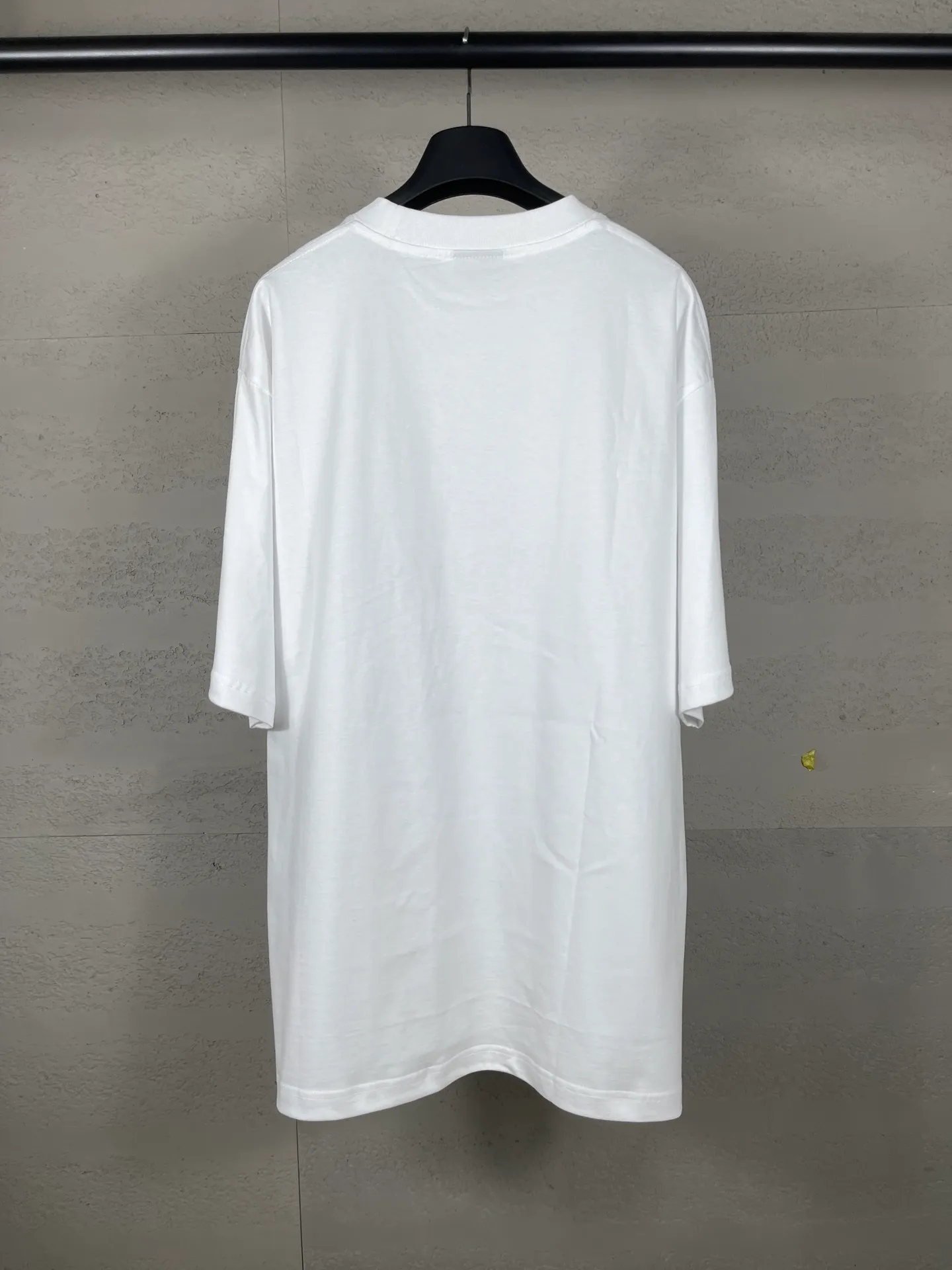 🅿️170 photos [Top version. Official website quality] BALENCI*GA/Paris. SS25 latest model, Paris new LOGO printed short-sleeved T-shirt. Brick cabinet synchronization. Genuine product developed at the first time, welcome to compare! The fabric is made of Paris ZP custom-woven and dyed cotton double yarn. Weighing 260 grams, the cloth surface is clean. The cloth pattern is clear, soft and comfortable. The threads are dyed with no color difference. The printing uses environmentally friendly imported rubber paddles. The letters are clear and the effect is three-dimensional. The version adopts OS loose shoulder design. Same style for men and women. Code: BL253705 Color: black, green, white Size: XS S M L
