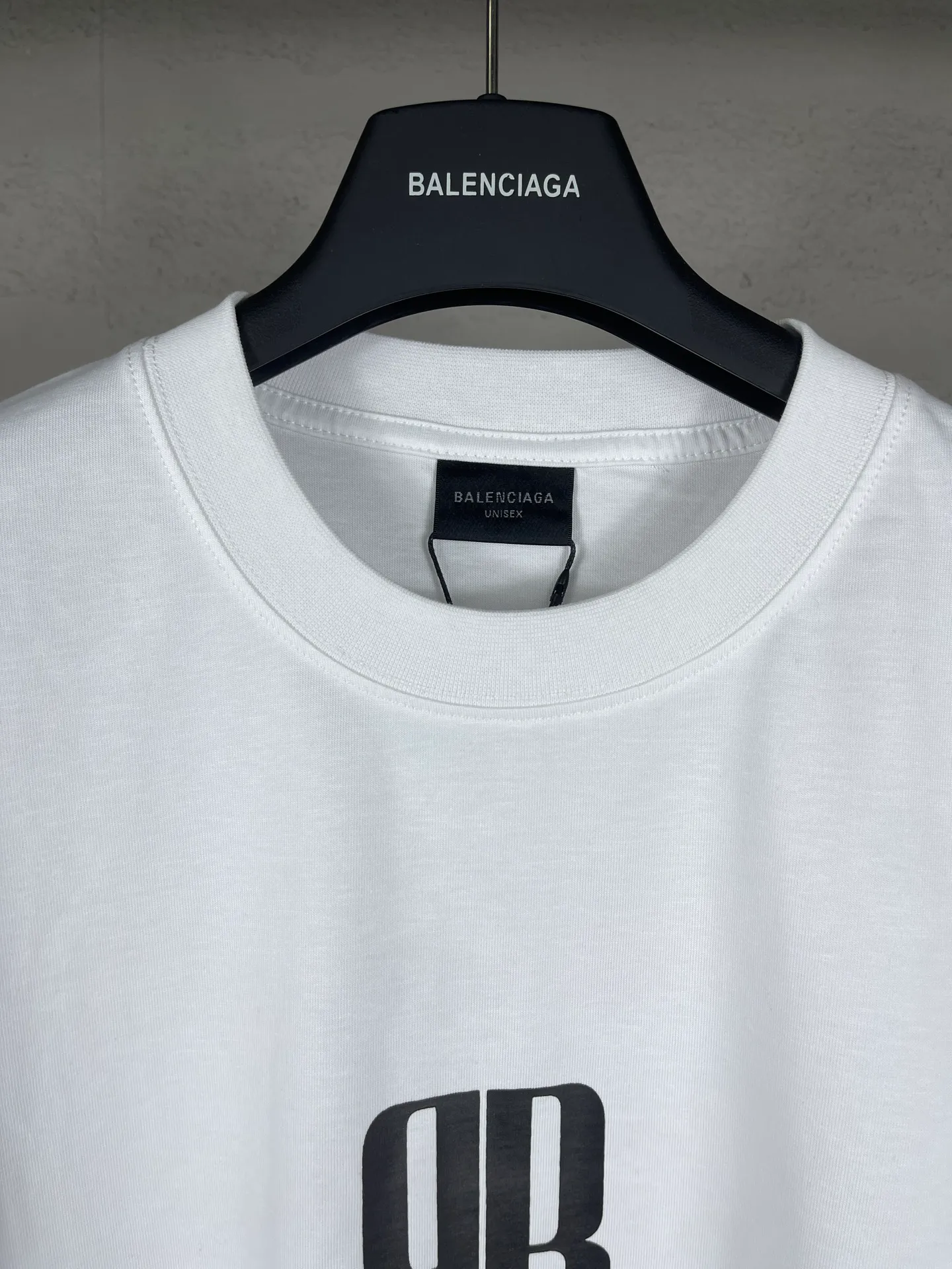 🅿️170 photos [Top version. Official website quality] BALENCI*GA/Paris. SS25 latest model, Paris new LOGO printed short-sleeved T-shirt. Brick cabinet synchronization. Genuine product developed at the first time, welcome to compare! The fabric is made of Paris ZP custom-woven and dyed cotton double yarn. Weighing 260 grams, the cloth surface is clean. The cloth pattern is clear, soft and comfortable. The threads are dyed with no color difference. The printing uses environmentally friendly imported rubber paddles. The letters are clear and the effect is three-dimensional. The version adopts OS loose shoulder design. Same style for men and women. Code: BL253705 Color: black, green, white Size: XS S M L