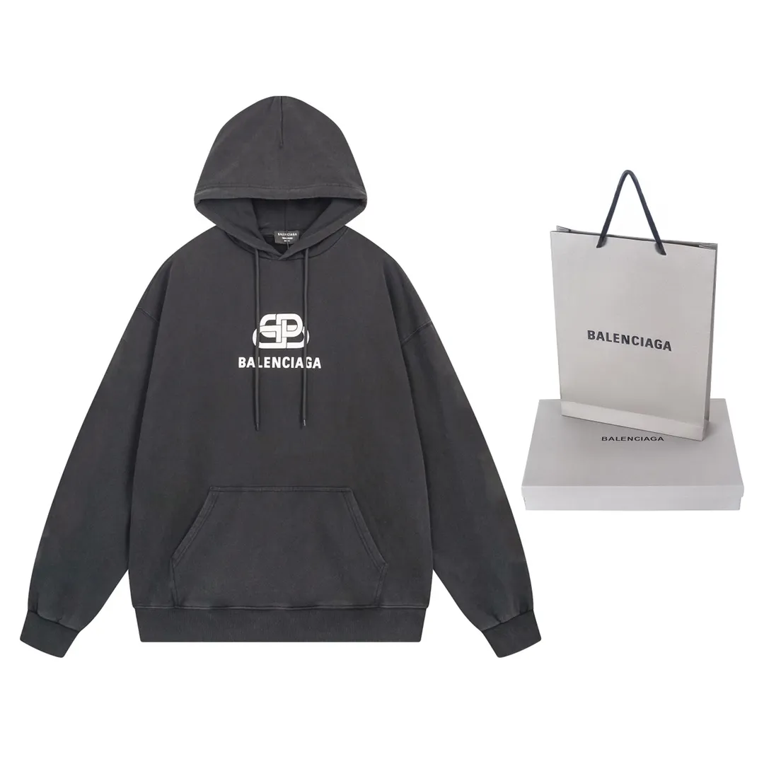 🅿️296 Detailed picture [Top version. Official website quality] BALENCI*GA/Paris. Classic style. Lock letter LOGO washed hooded sweatshirt. Brick cabinet synchronization.                       The fabric is made of Paris ZP custom-woven and dyed cotton sweatshirt. The weight is 450 grams. The cloth surface is clean. The cloth pattern is clear, soft and comfortable. The threads are dyed with no color difference. The classic pattern is printed with environmentally friendly imported materials and precision printing screens. The letters are clear and the effect is three-dimensional. It is garment-washable. Restore brick cabinet. The version adopts OS loose shoulder version. Same style for men and women. Code: BL238050 Color: washed black Size: XS S M L