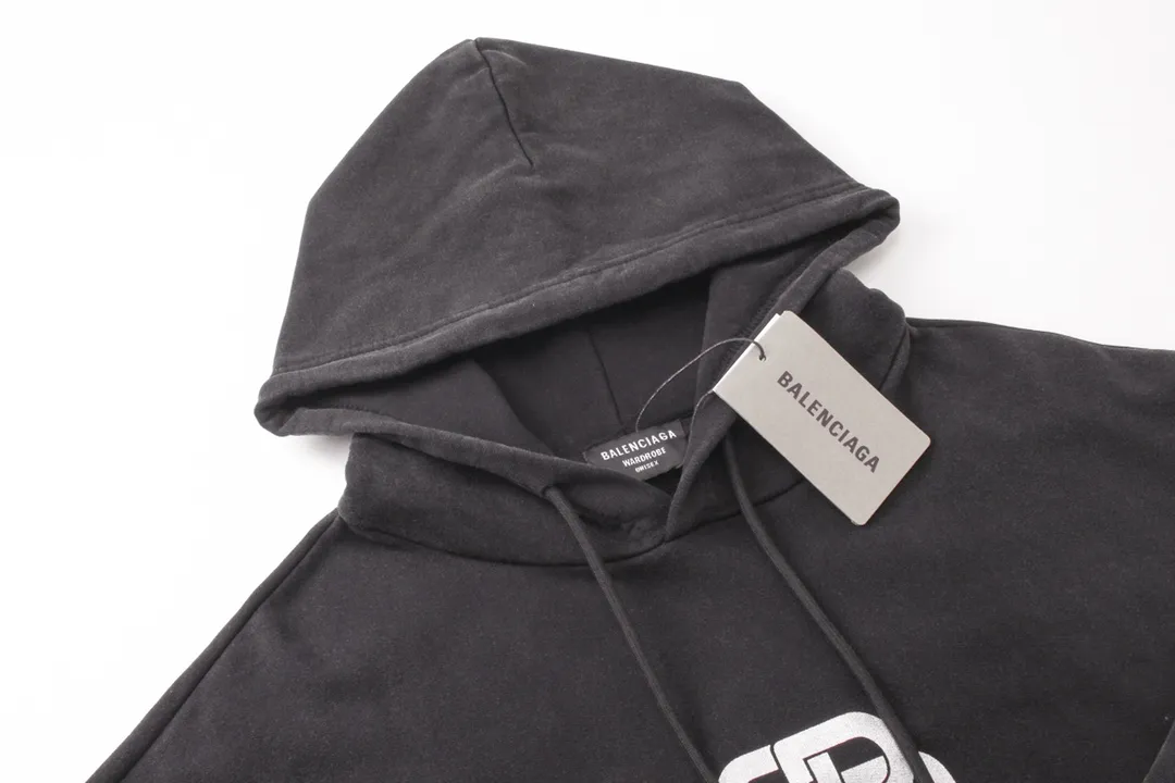 🅿️296 Detailed picture [Top version. Official website quality] BALENCI*GA/Paris. Classic style. Lock letter LOGO washed hooded sweatshirt. Brick cabinet synchronization.                       The fabric is made of Paris ZP custom-woven and dyed cotton sweatshirt. The weight is 450 grams. The cloth surface is clean. The cloth pattern is clear, soft and comfortable. The threads are dyed with no color difference. The classic pattern is printed with environmentally friendly imported materials and precision printing screens. The letters are clear and the effect is three-dimensional. It is garment-washable. Restore brick cabinet. The version adopts OS loose shoulder version. Same style for men and women. Code: BL238050 Color: washed black Size: XS S M L