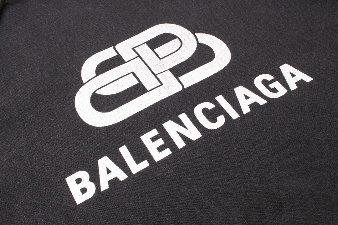 🅿️296 Detailed picture [Top version. Official website quality] BALENCI*GA/Paris. Classic style. Lock letter LOGO washed hooded sweatshirt. Brick cabinet synchronization.                       The fabric is made of Paris ZP custom-woven and dyed cotton sweatshirt. The weight is 450 grams. The cloth surface is clean. The cloth pattern is clear, soft and comfortable. The threads are dyed with no color difference. The classic pattern is printed with environmentally friendly imported materials and precision printing screens. The letters are clear and the effect is three-dimensional. It is garment-washable. Restore brick cabinet. The version adopts OS loose shoulder version. Same style for men and women. Code: BL238050 Color: washed black Size: XS S M L
