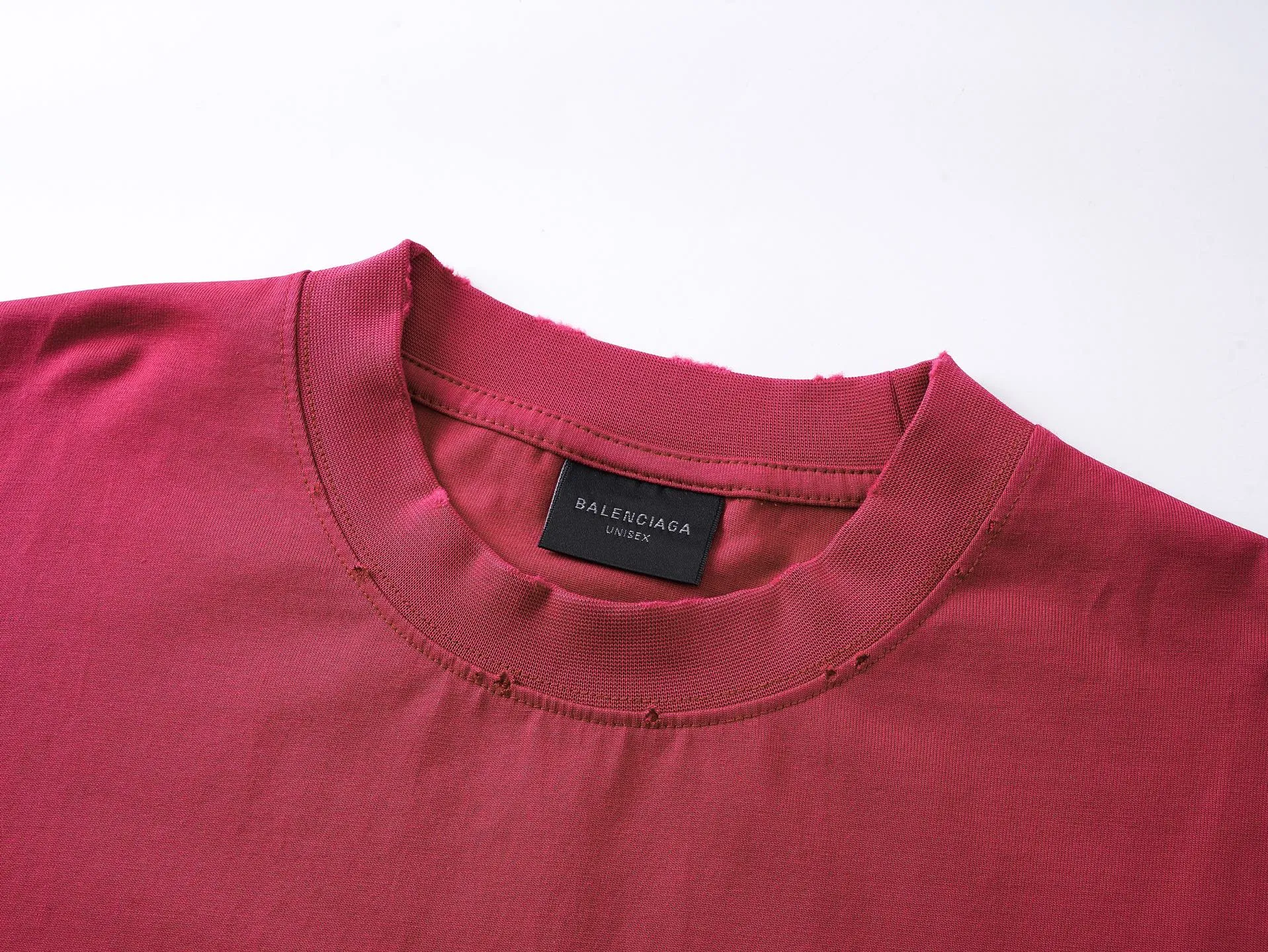 🅿️180 real photos [Top version. Official website quality] BALENCI*GA/Paris #2025 new style distressed short-sleeved T-shirt with ciao hello letters printed on the front. 2025 spring and summer brick cabinet synchronization welcomes comparison. The fabric is made of Paris ZP custom-woven and dyed cotton double yarn, weighing 260 grams. The cloth surface is clean. The cloth pattern is clear, soft and comfortable. The threads are dyed with no color difference. The letter LOGO is printed with imported environmentally friendly glue, the letters are clear and the effect is three-dimensional. Restore the brick cabinet, adopt OS loose shoulder style. Same style for men and women. Code: BL253720 Color: gray blue, plum red Size: XS S M L