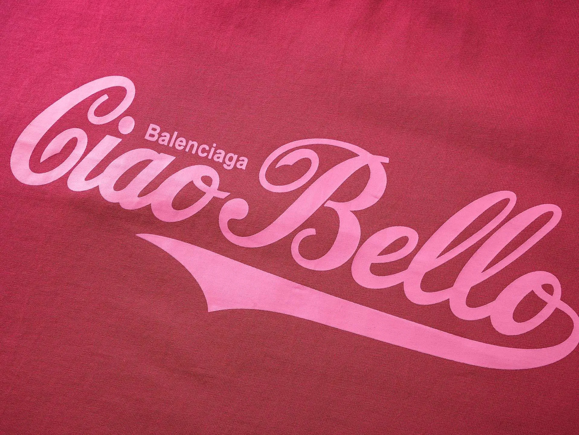 🅿️180 real photos [Top version. Official website quality] BALENCI*GA/Paris #2025 new style distressed short-sleeved T-shirt with ciao hello letters printed on the front. 2025 spring and summer brick cabinet synchronization welcomes comparison. The fabric is made of Paris ZP custom-woven and dyed cotton double yarn, weighing 260 grams. The cloth surface is clean. The cloth pattern is clear, soft and comfortable. The threads are dyed with no color difference. The letter LOGO is printed with imported environmentally friendly glue, the letters are clear and the effect is three-dimensional. Restore the brick cabinet, adopt OS loose shoulder style. Same style for men and women. Code: BL253720 Color: gray blue, plum red Size: XS S M L