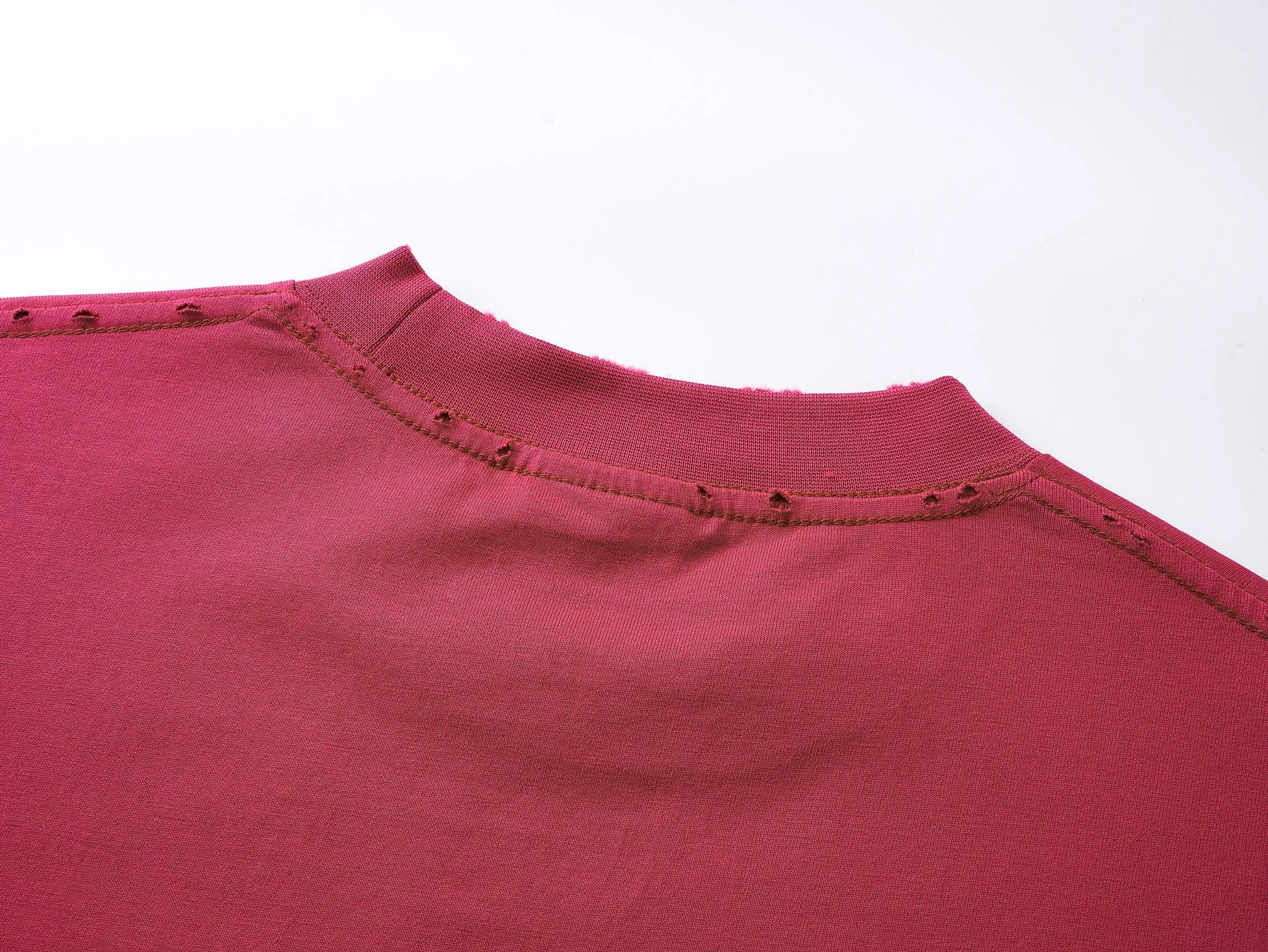 🅿️180 real photos [Top version. Official website quality] BALENCI*GA/Paris #2025 new style distressed short-sleeved T-shirt with ciao hello letters printed on the front. 2025 spring and summer brick cabinet synchronization welcomes comparison. The fabric is made of Paris ZP custom-woven and dyed cotton double yarn, weighing 260 grams. The cloth surface is clean. The cloth pattern is clear, soft and comfortable. The threads are dyed with no color difference. The letter LOGO is printed with imported environmentally friendly glue, the letters are clear and the effect is three-dimensional. Restore the brick cabinet, adopt OS loose shoulder style. Same style for men and women. Code: BL253720 Color: gray blue, plum red Size: XS S M L