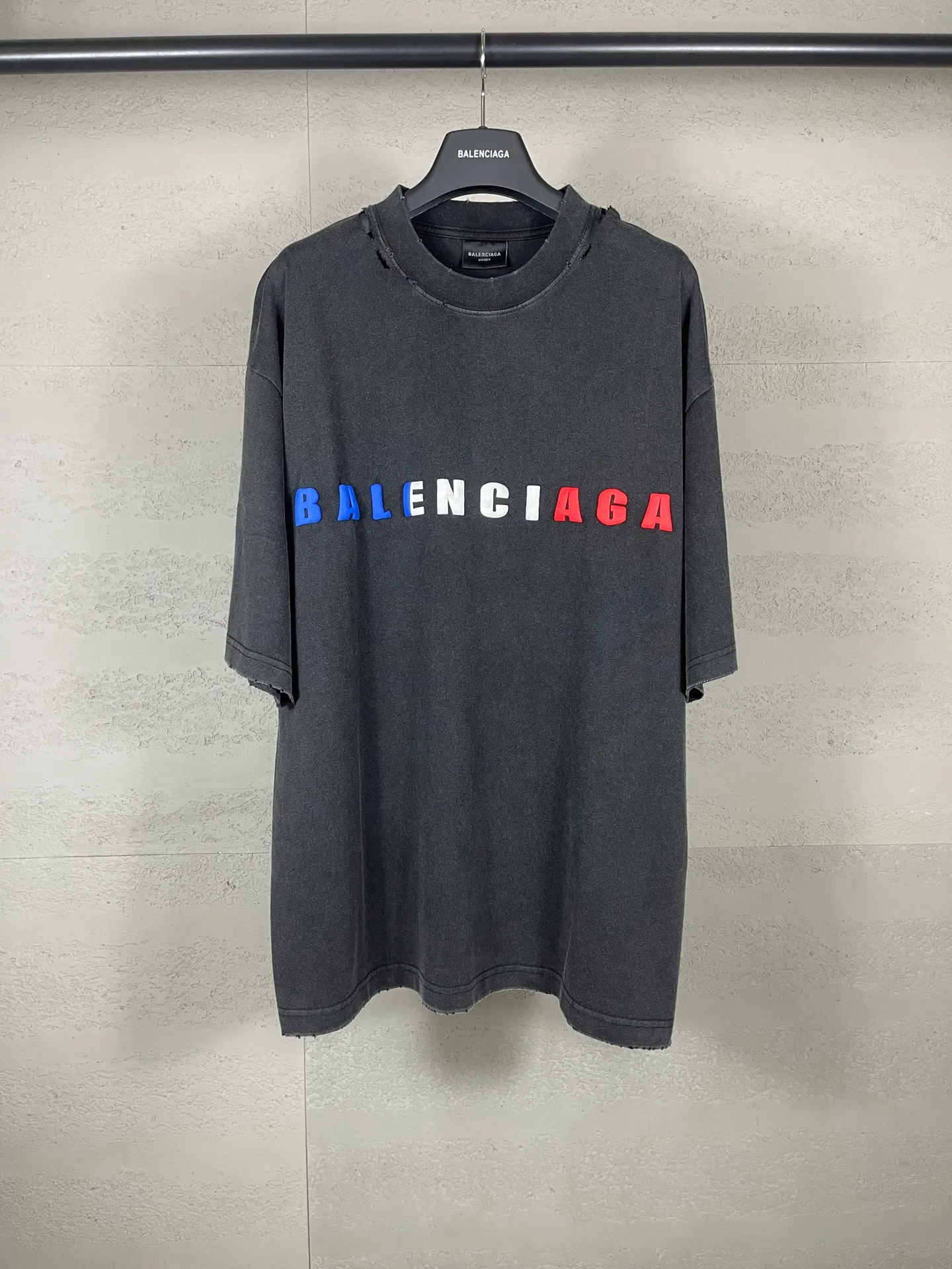 🅿️190 Detail Picture [Top version. Official website quality] BALENCI*GA/Paris. 25ss latest model. Paris English color LOGO foam printed washed and distressed short-sleeved T-shirt. Brick cabinet synchronization. The fabric is made of Paris ZP custom-woven and dyed 100% cotton double yarn compact cotton. The weight is 260 grams, the cloth surface is clean. The cloth pattern is clear, soft and comfortable, and the thread is dyed with no color difference. The classic pattern is foam printed using environmentally friendly imported materials, with clear letters and a strong three-dimensional feel. Restored brick cabinet. The garments were washed and aged, and polished by many hands. Produced by ultra-heavy craftsmanship, the market currency is very different, welcome to compare. The version adopts OS loose shoulder design. The same style for men and women. Code: BL253686 Color: black, floral gray Size: XS S M L