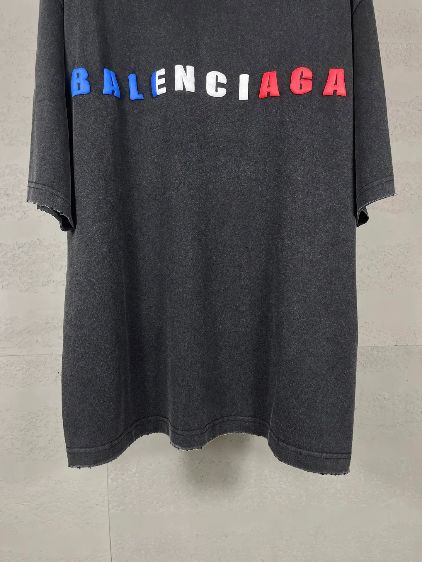 🅿️190 Detail Picture [Top version. Official website quality] BALENCI*GA/Paris. 25ss latest model. Paris English color LOGO foam printed washed and distressed short-sleeved T-shirt. Brick cabinet synchronization. The fabric is made of Paris ZP custom-woven and dyed 100% cotton double yarn compact cotton. The weight is 260 grams, the cloth surface is clean. The cloth pattern is clear, soft and comfortable, and the thread is dyed with no color difference. The classic pattern is foam printed using environmentally friendly imported materials, with clear letters and a strong three-dimensional feel. Restored brick cabinet. The garments were washed and aged, and polished by many hands. Produced by ultra-heavy craftsmanship, the market currency is very different, welcome to compare. The version adopts OS loose shoulder design. The same style for men and women. Code: BL253686 Color: black, floral gray Size: XS S M L