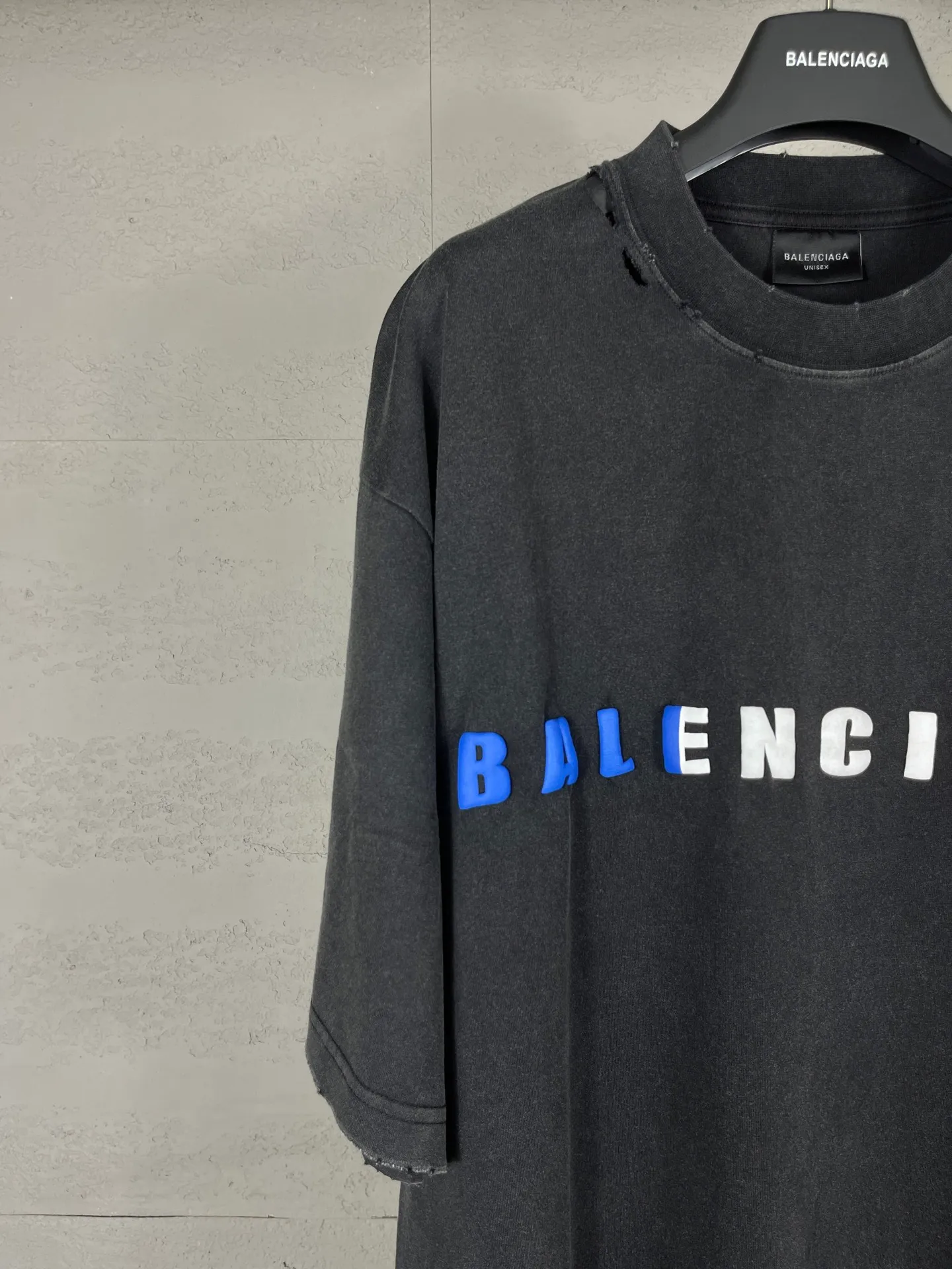 🅿️190 Detail Picture [Top version. Official website quality] BALENCI*GA/Paris. 25ss latest model. Paris English color LOGO foam printed washed and distressed short-sleeved T-shirt. Brick cabinet synchronization. The fabric is made of Paris ZP custom-woven and dyed 100% cotton double yarn compact cotton. The weight is 260 grams, the cloth surface is clean. The cloth pattern is clear, soft and comfortable, and the thread is dyed with no color difference. The classic pattern is foam printed using environmentally friendly imported materials, with clear letters and a strong three-dimensional feel. Restored brick cabinet. The garments were washed and aged, and polished by many hands. Produced by ultra-heavy craftsmanship, the market currency is very different, welcome to compare. The version adopts OS loose shoulder design. The same style for men and women. Code: BL253686 Color: black, floral gray Size: XS S M L