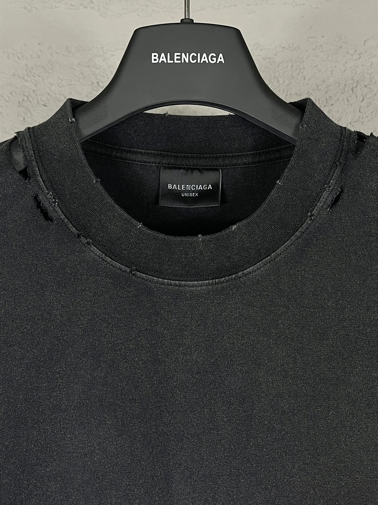 🅿️190 Detail Picture [Top version. Official website quality] BALENCI*GA/Paris. 25ss latest model. Paris English color LOGO foam printed washed and distressed short-sleeved T-shirt. Brick cabinet synchronization. The fabric is made of Paris ZP custom-woven and dyed 100% cotton double yarn compact cotton. The weight is 260 grams, the cloth surface is clean. The cloth pattern is clear, soft and comfortable, and the thread is dyed with no color difference. The classic pattern is foam printed using environmentally friendly imported materials, with clear letters and a strong three-dimensional feel. Restored brick cabinet. The garments were washed and aged, and polished by many hands. Produced by ultra-heavy craftsmanship, the market currency is very different, welcome to compare. The version adopts OS loose shoulder design. The same style for men and women. Code: BL253686 Color: black, floral gray Size: XS S M L
