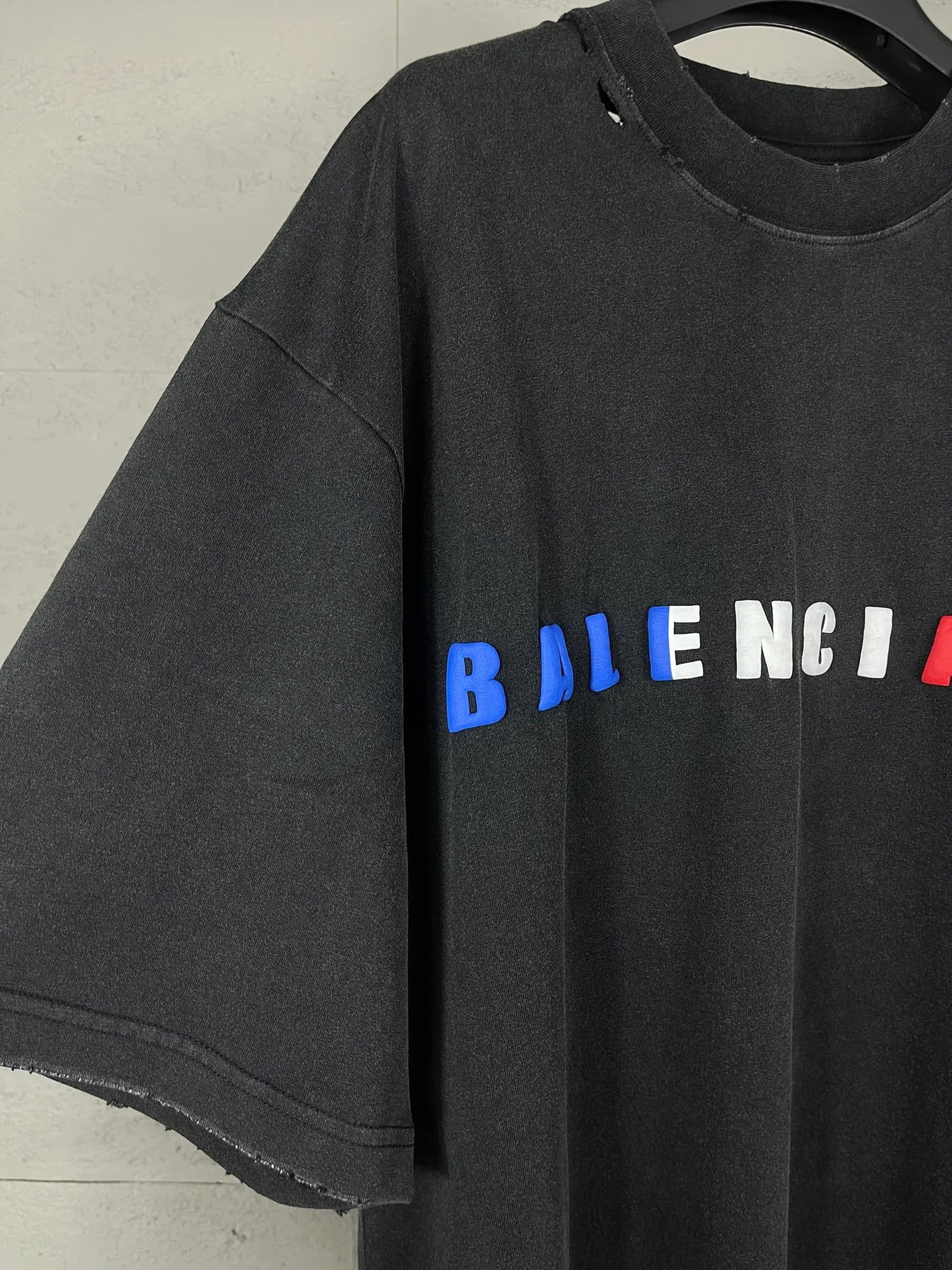 🅿️190 Detail Picture [Top version. Official website quality] BALENCI*GA/Paris. 25ss latest model. Paris English color LOGO foam printed washed and distressed short-sleeved T-shirt. Brick cabinet synchronization. The fabric is made of Paris ZP custom-woven and dyed 100% cotton double yarn compact cotton. The weight is 260 grams, the cloth surface is clean. The cloth pattern is clear, soft and comfortable, and the thread is dyed with no color difference. The classic pattern is foam printed using environmentally friendly imported materials, with clear letters and a strong three-dimensional feel. Restored brick cabinet. The garments were washed and aged, and polished by many hands. Produced by ultra-heavy craftsmanship, the market currency is very different, welcome to compare. The version adopts OS loose shoulder design. The same style for men and women. Code: BL253686 Color: black, floral gray Size: XS S M L