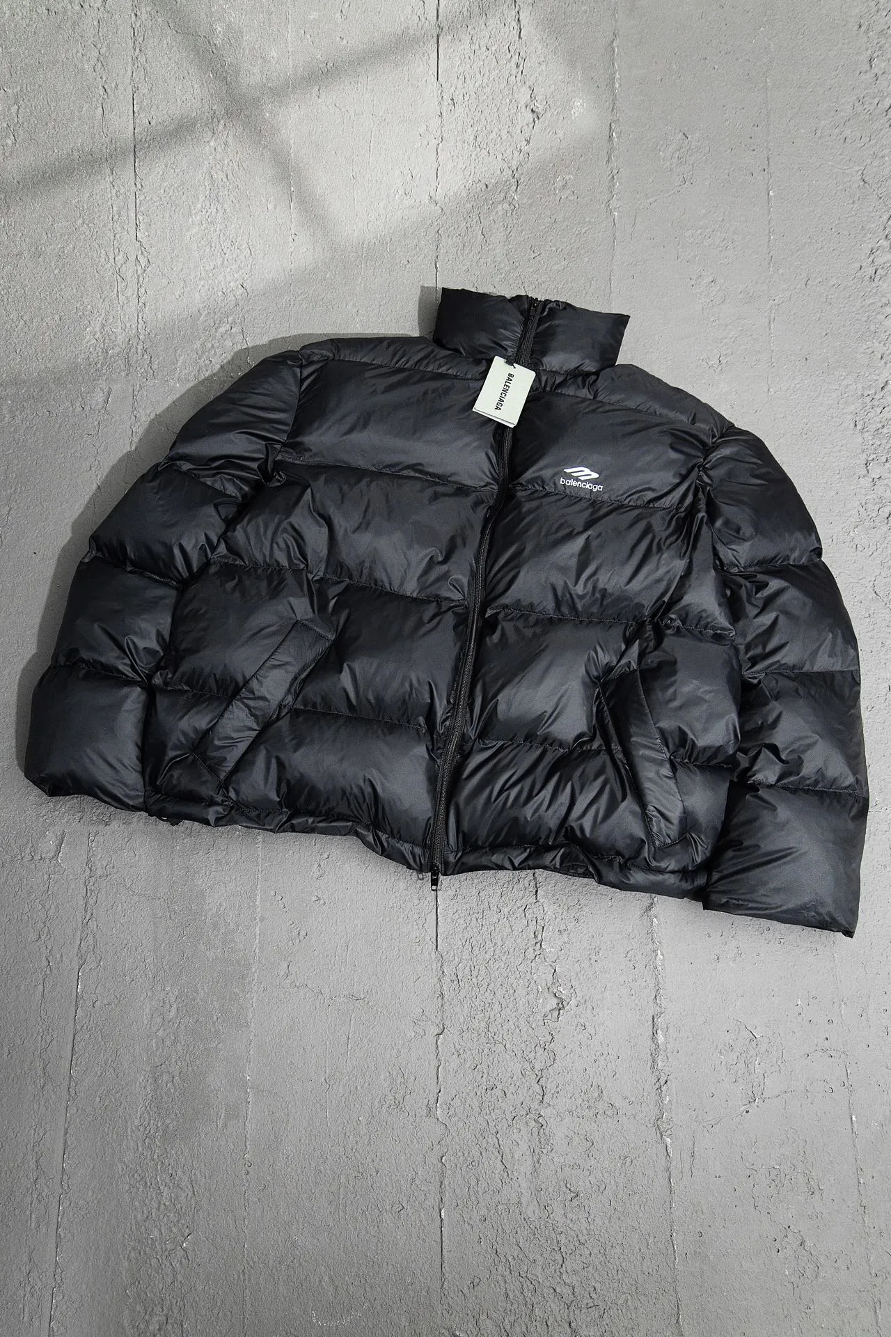 💰780 [Highest version] Balenciaga / Balenciaga BLCG 24FW 3B laser logo ski down jacket Correct version The surface fabric is made of customized high-density shiny nylon fabric. The fabric has a level 4 water-repellent coating process. The inner part is made of customized high-density cloud-like nylon fabric. The inner part is made of double-layer 330 gallbladder. Filled with 500 grams of Xinjiang pearl particle cotton. Waist drawstring waist design. Flexible temperature locking. Imported environmentally friendly laser reflective thermal transfer printing technology. The front panel adopts a diagonal pocket design. It is equipped with zipper opening and closing. Internal zipper pocket design. The hem adopts elastic rope stopper storage design. Open the mold to customize the hardware zipper. Open the mold to customize the original air eye. Open the mold to customize the original logo sugar cube rope stopper. Original main mark and washable tag brand packaging. Color: black/white. Size: 46/48/50/52. Size chart: Clothes length. Bust Shoulder Width Sleeve Length 46: 72 138 58 66 48: 74 142 59 67 50: 76 146 60 68 52: 78 150 61 69 Note: There is a difference of 1~2CM due to manual measurement