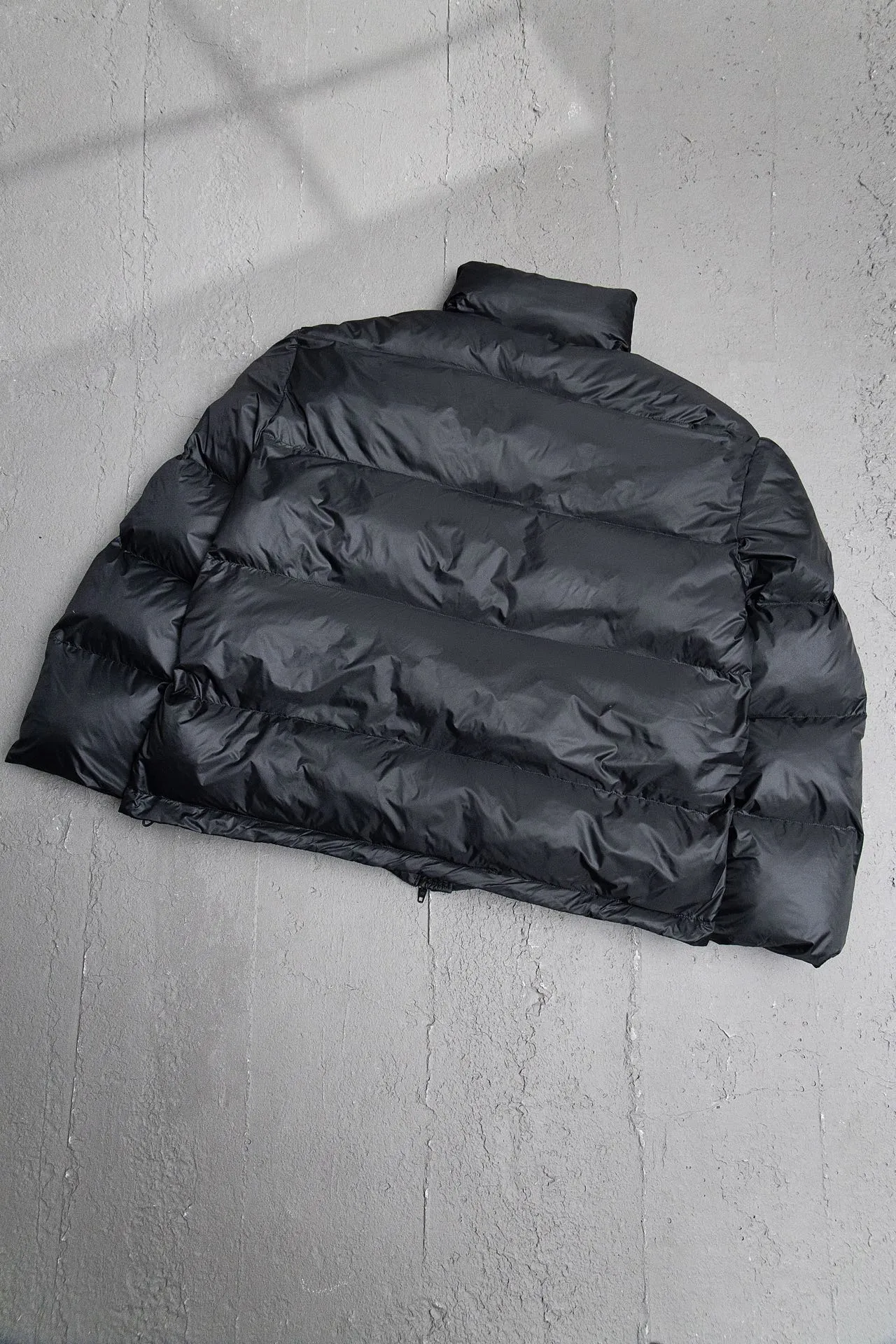 💰780 [Highest version] Balenciaga / Balenciaga BLCG 24FW 3B laser logo ski down jacket Correct version The surface fabric is made of customized high-density shiny nylon fabric. The fabric has a level 4 water-repellent coating process. The inner part is made of customized high-density cloud-like nylon fabric. The inner part is made of double-layer 330 gallbladder. Filled with 500 grams of Xinjiang pearl particle cotton. Waist drawstring waist design. Flexible temperature locking. Imported environmentally friendly laser reflective thermal transfer printing technology. The front panel adopts a diagonal pocket design. It is equipped with zipper opening and closing. Internal zipper pocket design. The hem adopts elastic rope stopper storage design. Open the mold to customize the hardware zipper. Open the mold to customize the original air eye. Open the mold to customize the original logo sugar cube rope stopper. Original main mark and washable tag brand packaging. Color: black/white. Size: 46/48/50/52. Size chart: Clothes length. Bust Shoulder Width Sleeve Length 46: 72 138 58 66 48: 74 142 59 67 50: 76 146 60 68 52: 78 150 61 69 Note: There is a difference of 1~2CM due to manual measurement