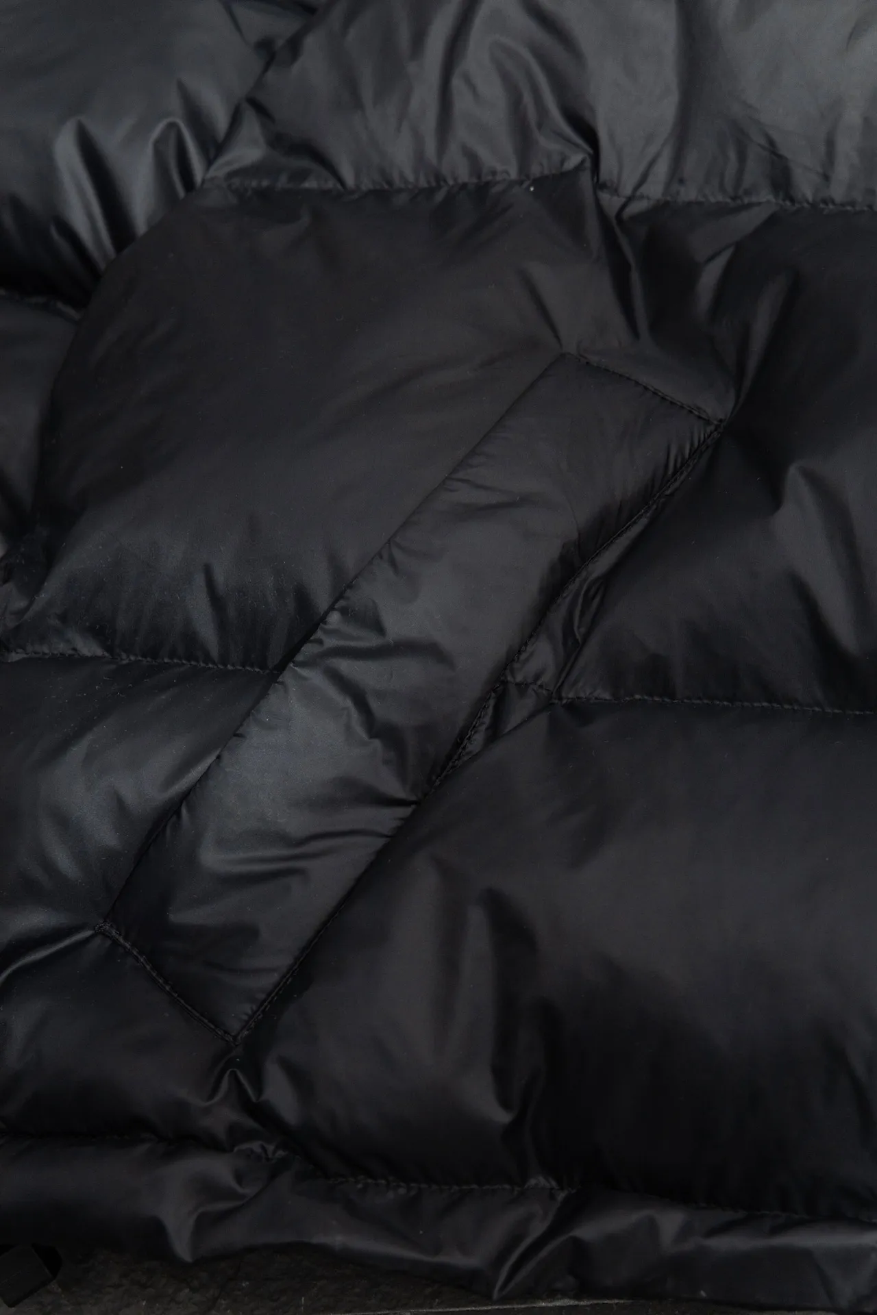 💰780 [Highest version] Balenciaga / Balenciaga BLCG 24FW 3B laser logo ski down jacket Correct version The surface fabric is made of customized high-density shiny nylon fabric. The fabric has a level 4 water-repellent coating process. The inner part is made of customized high-density cloud-like nylon fabric. The inner part is made of double-layer 330 gallbladder. Filled with 500 grams of Xinjiang pearl particle cotton. Waist drawstring waist design. Flexible temperature locking. Imported environmentally friendly laser reflective thermal transfer printing technology. The front panel adopts a diagonal pocket design. It is equipped with zipper opening and closing. Internal zipper pocket design. The hem adopts elastic rope stopper storage design. Open the mold to customize the hardware zipper. Open the mold to customize the original air eye. Open the mold to customize the original logo sugar cube rope stopper. Original main mark and washable tag brand packaging. Color: black/white. Size: 46/48/50/52. Size chart: Clothes length. Bust Shoulder Width Sleeve Length 46: 72 138 58 66 48: 74 142 59 67 50: 76 146 60 68 52: 78 150 61 69 Note: There is a difference of 1~2CM due to manual measurement